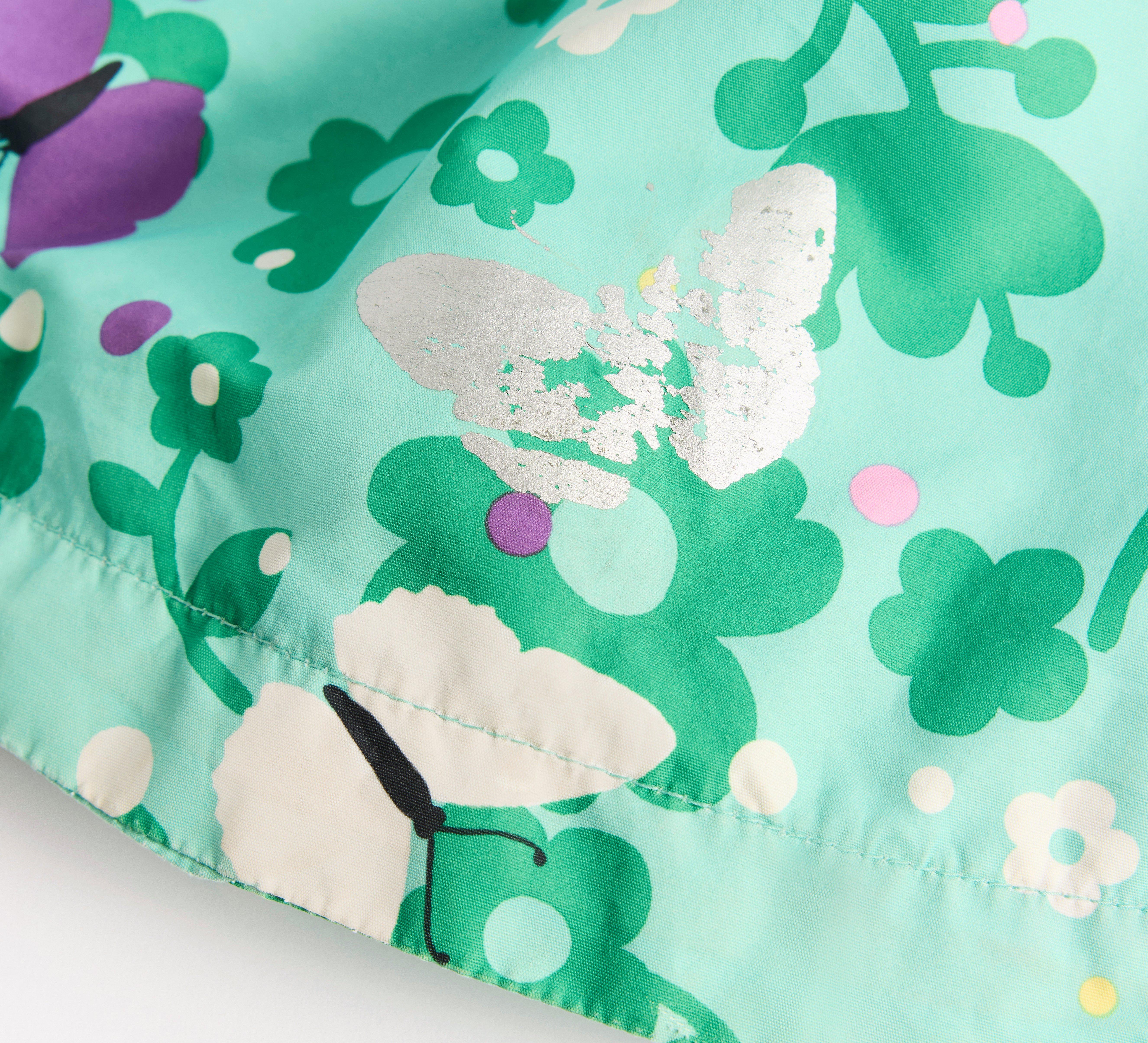 Ett barnplagg som saknar reflexer.