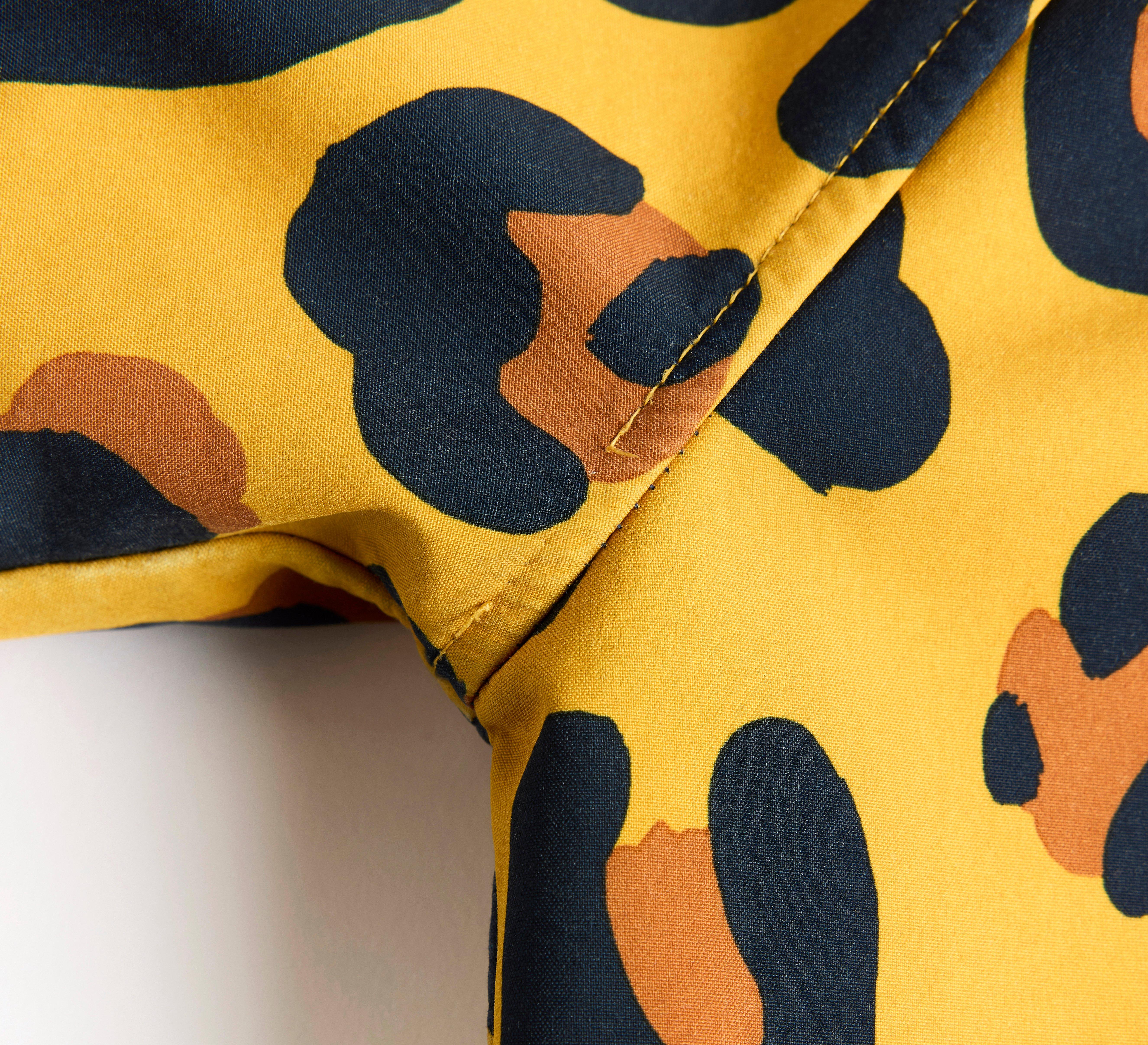 Ett svart och gult plagg med trasiga sömmar.