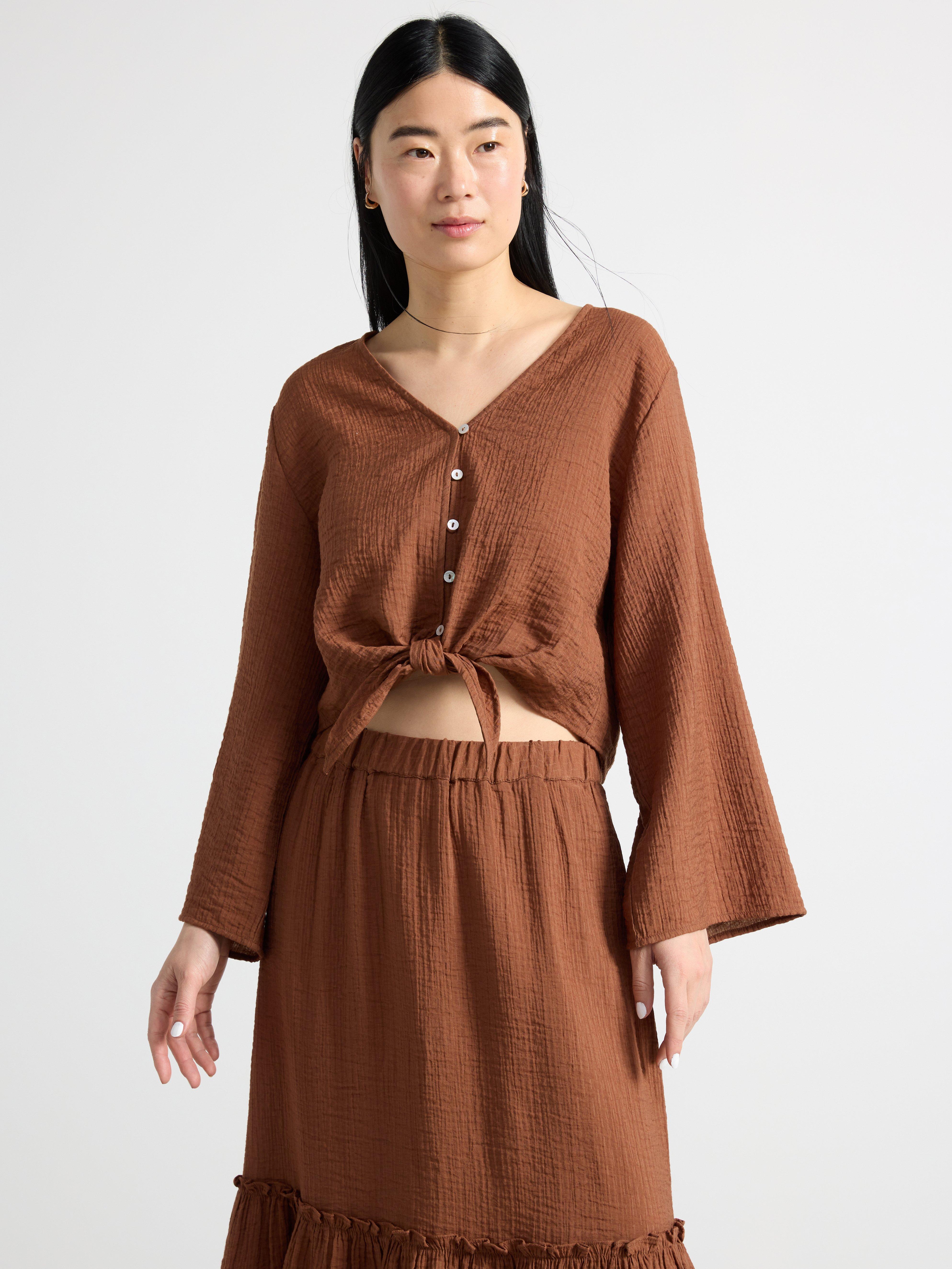 Blus med knytdetalj