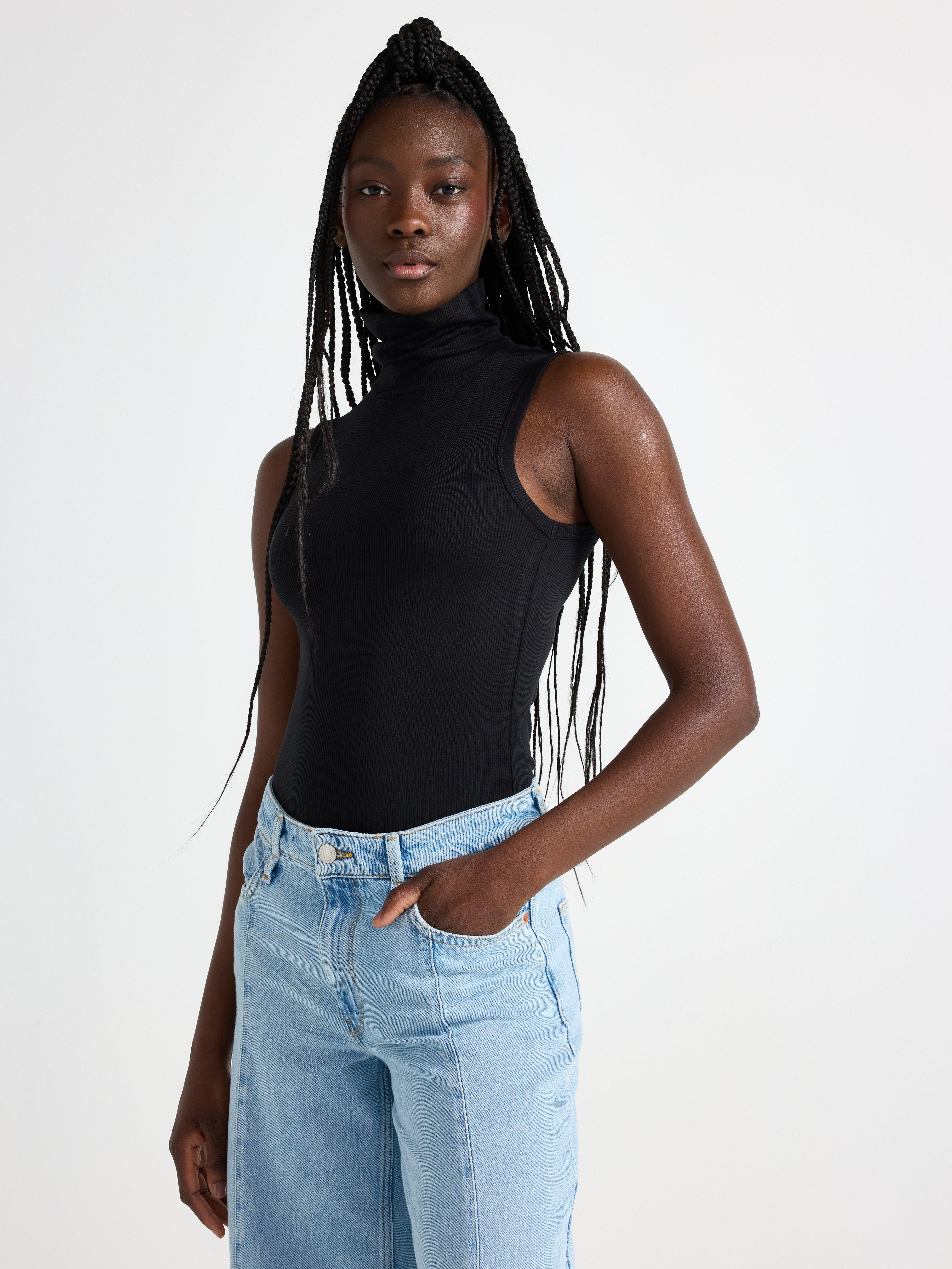 Sleeveless turtleneck top
