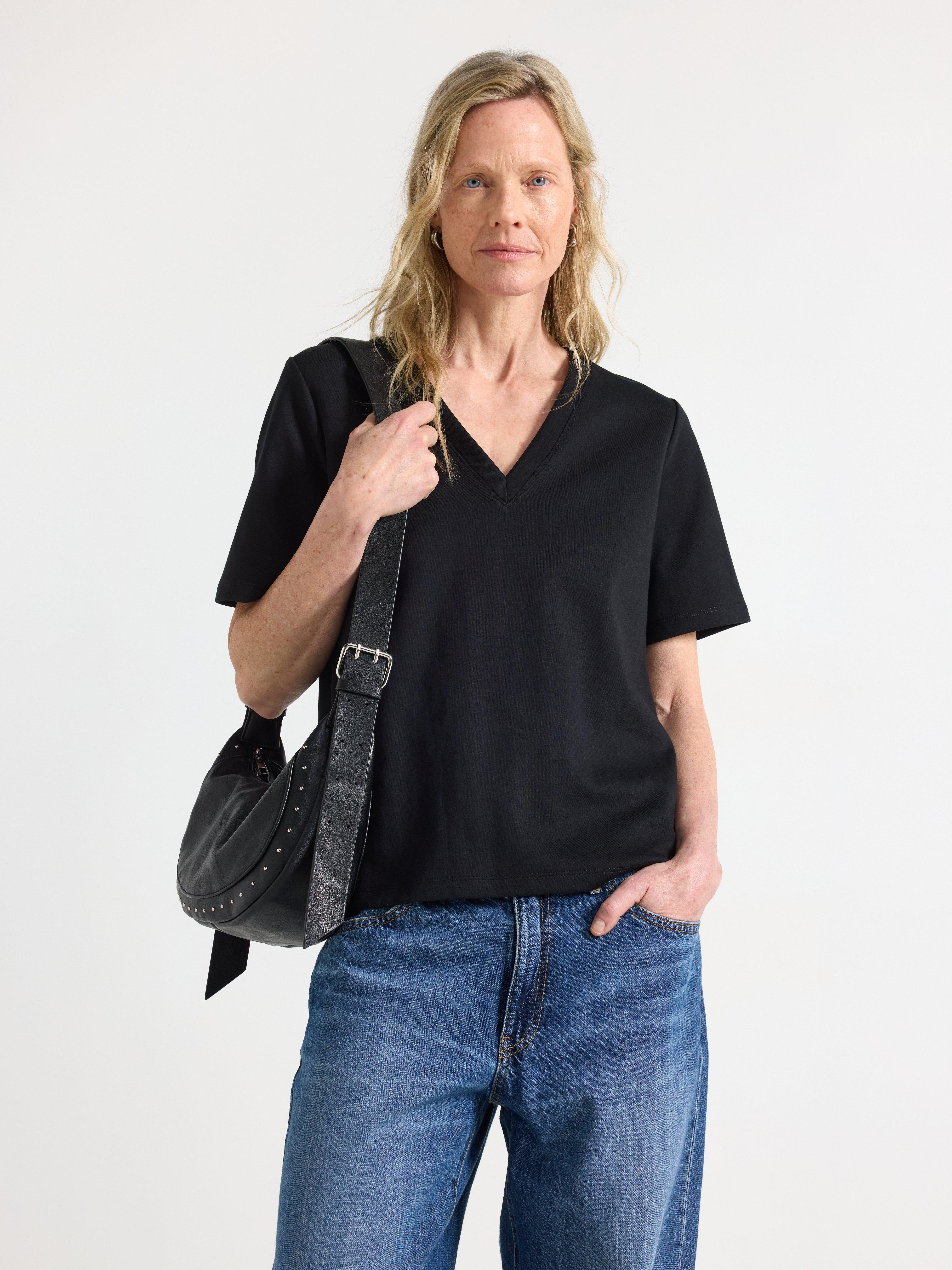 T-shirt - Womens Wear - Black