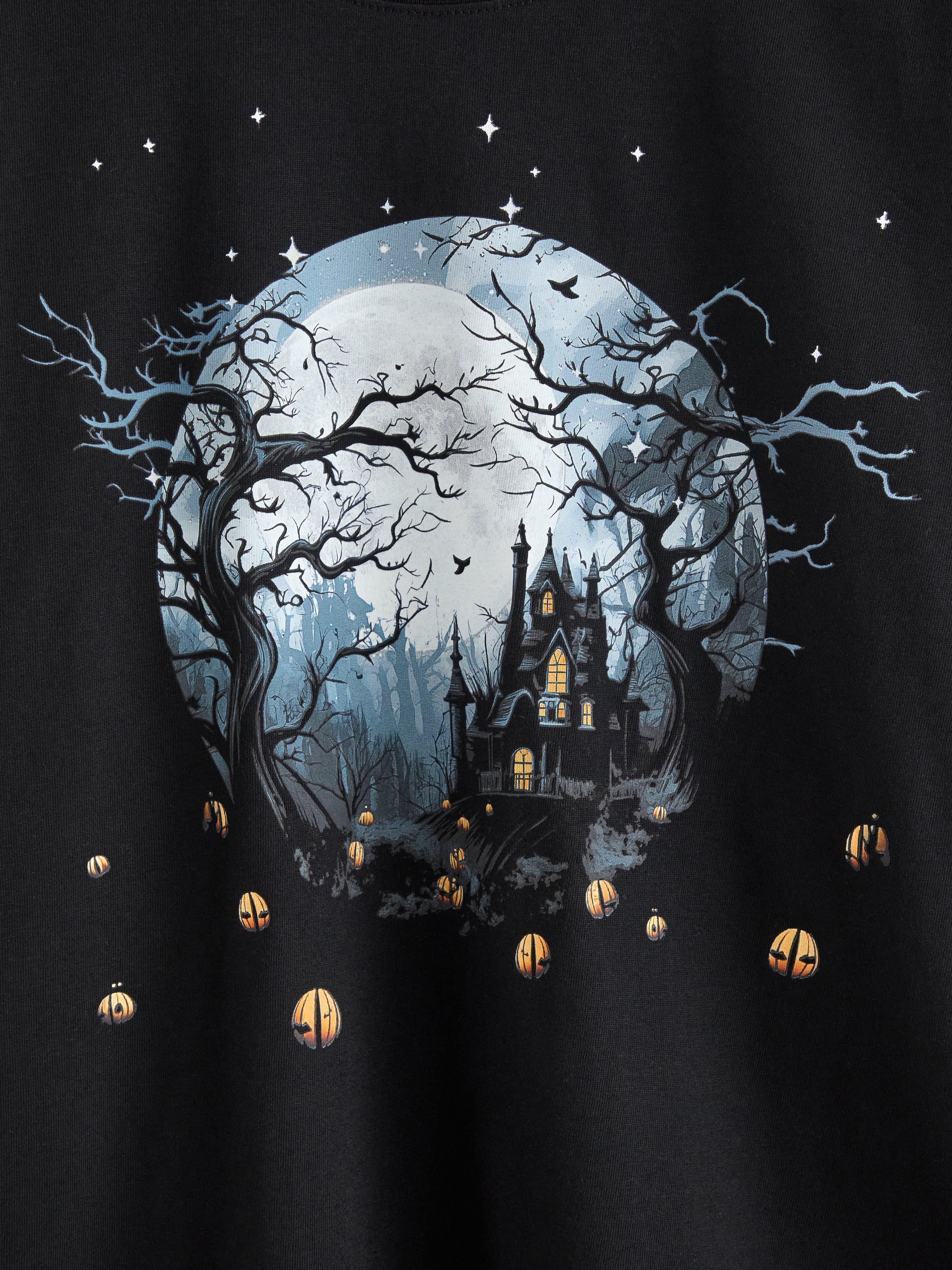 Ilustrace potisku strašidelného domu na černém dětském svetru.