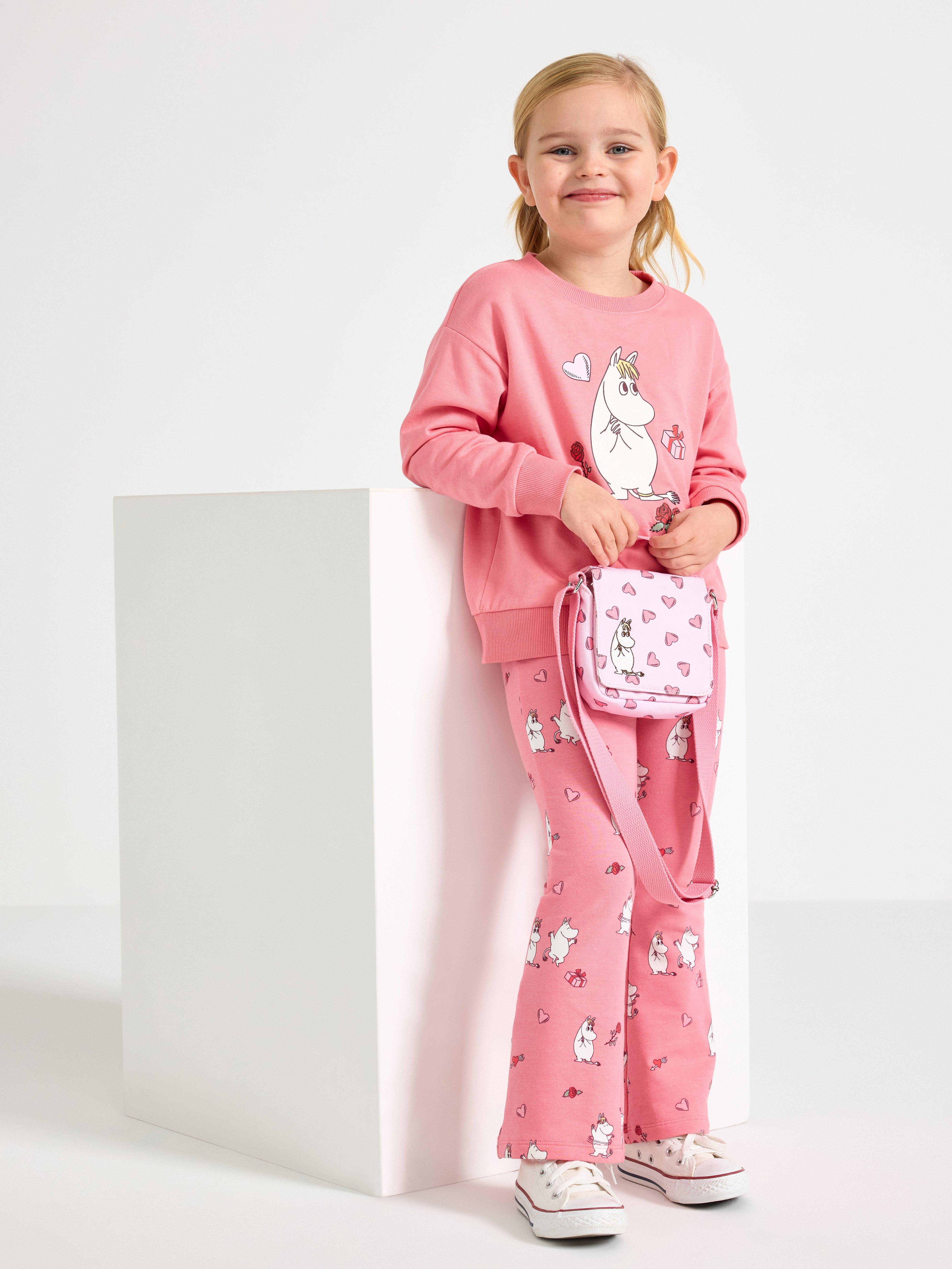 Barnkläder med muminmönster och hjärtan 