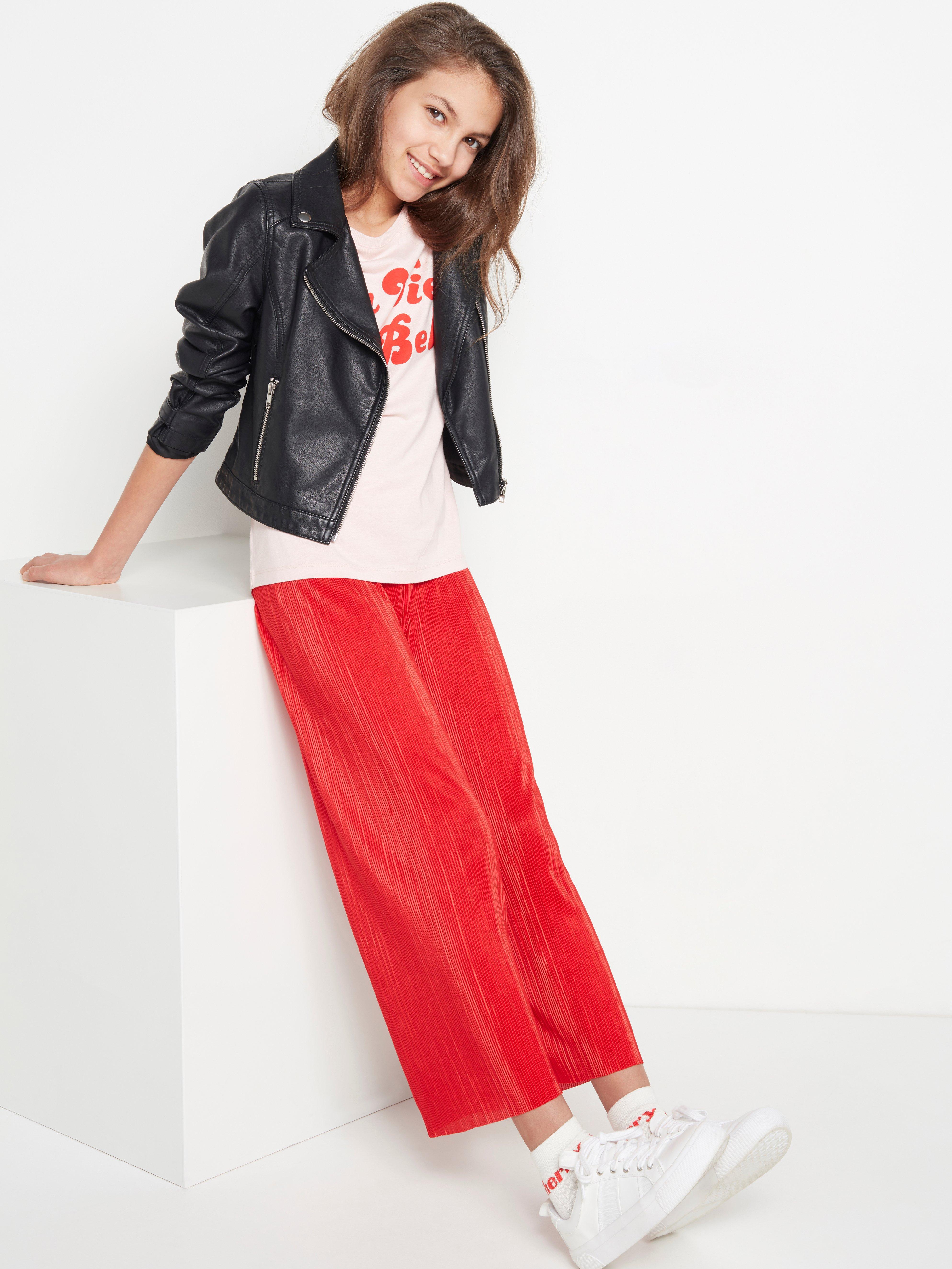 red pleated pants