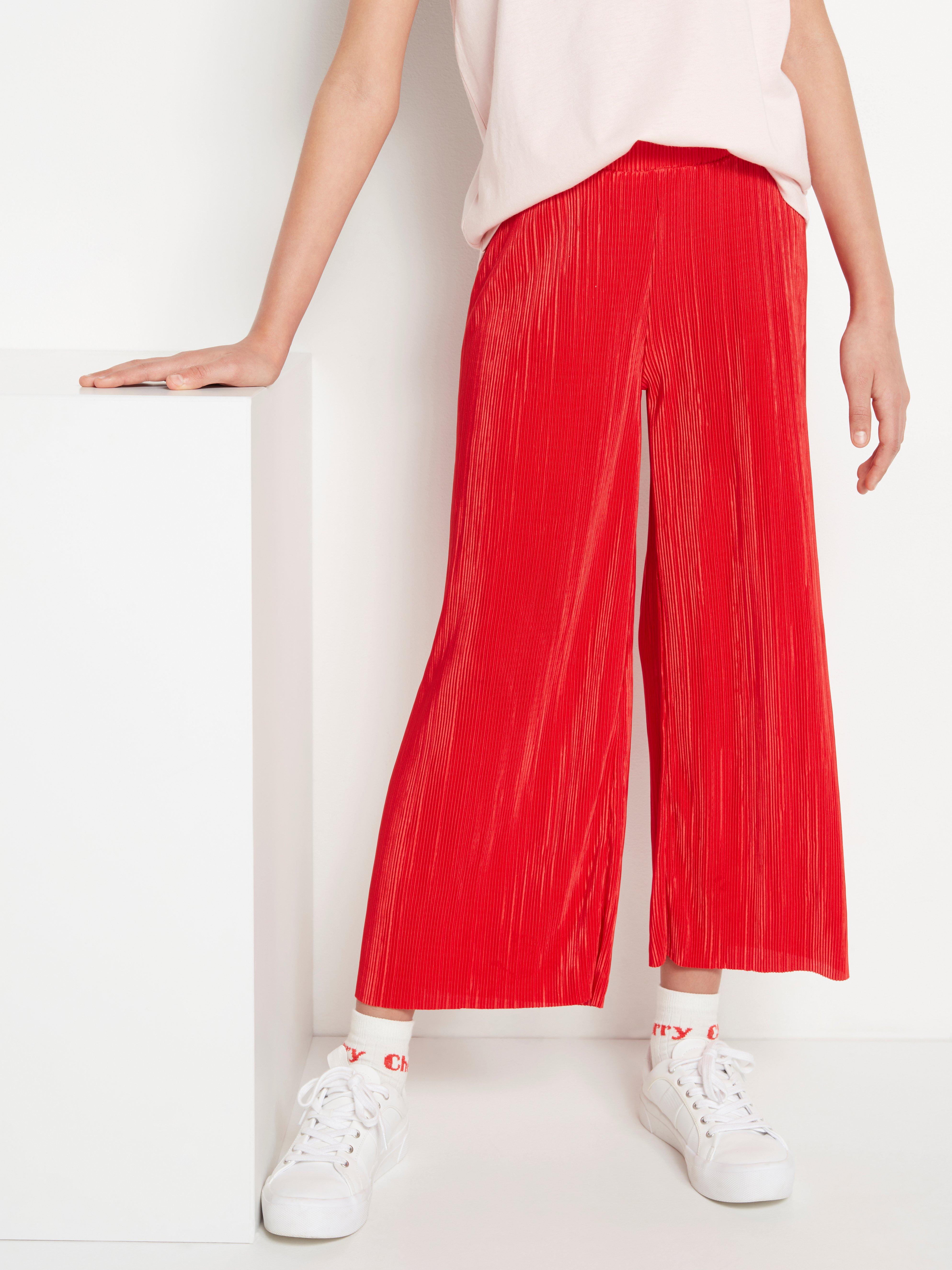 red pleated pants