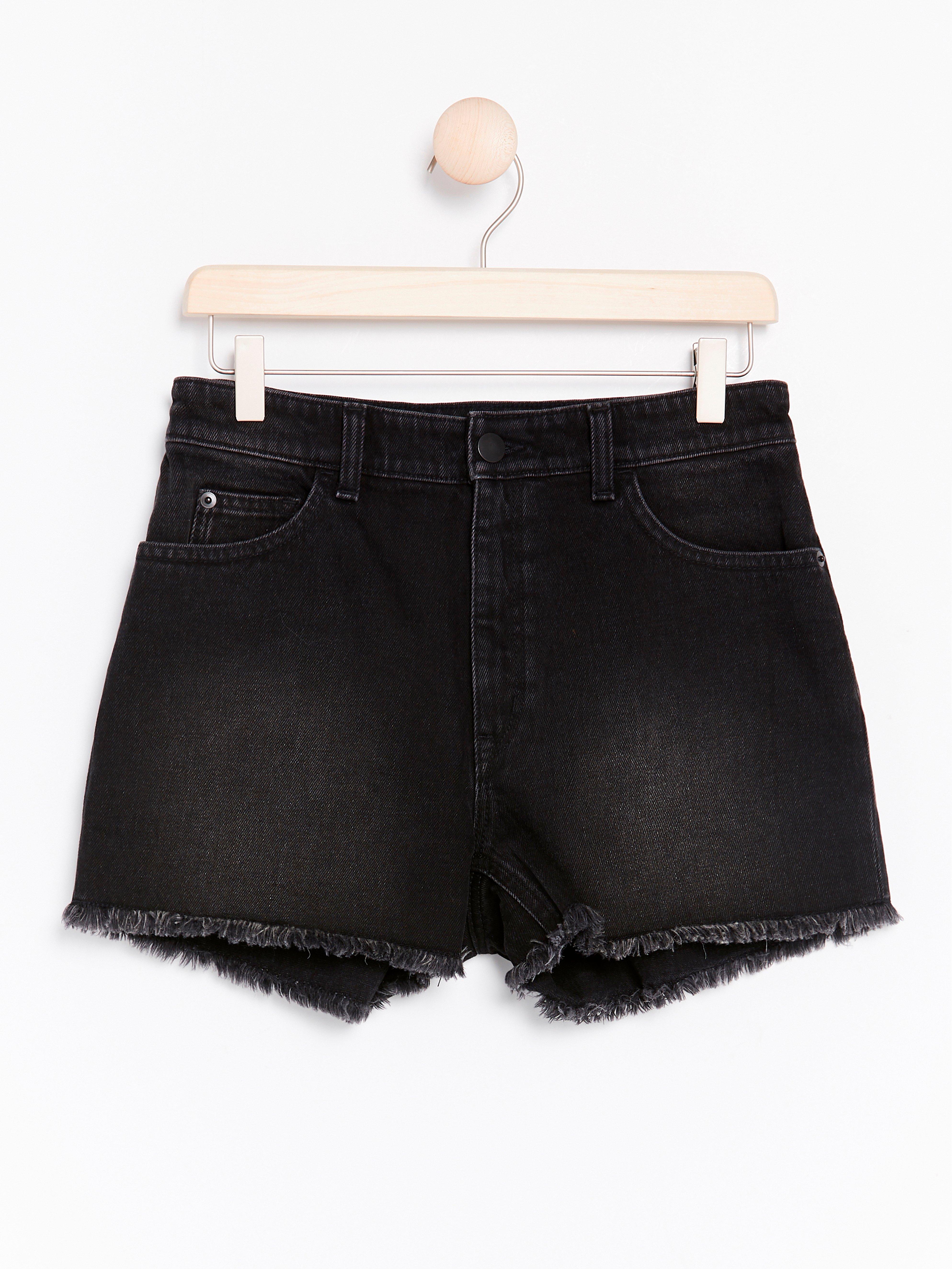 black frayed shorts