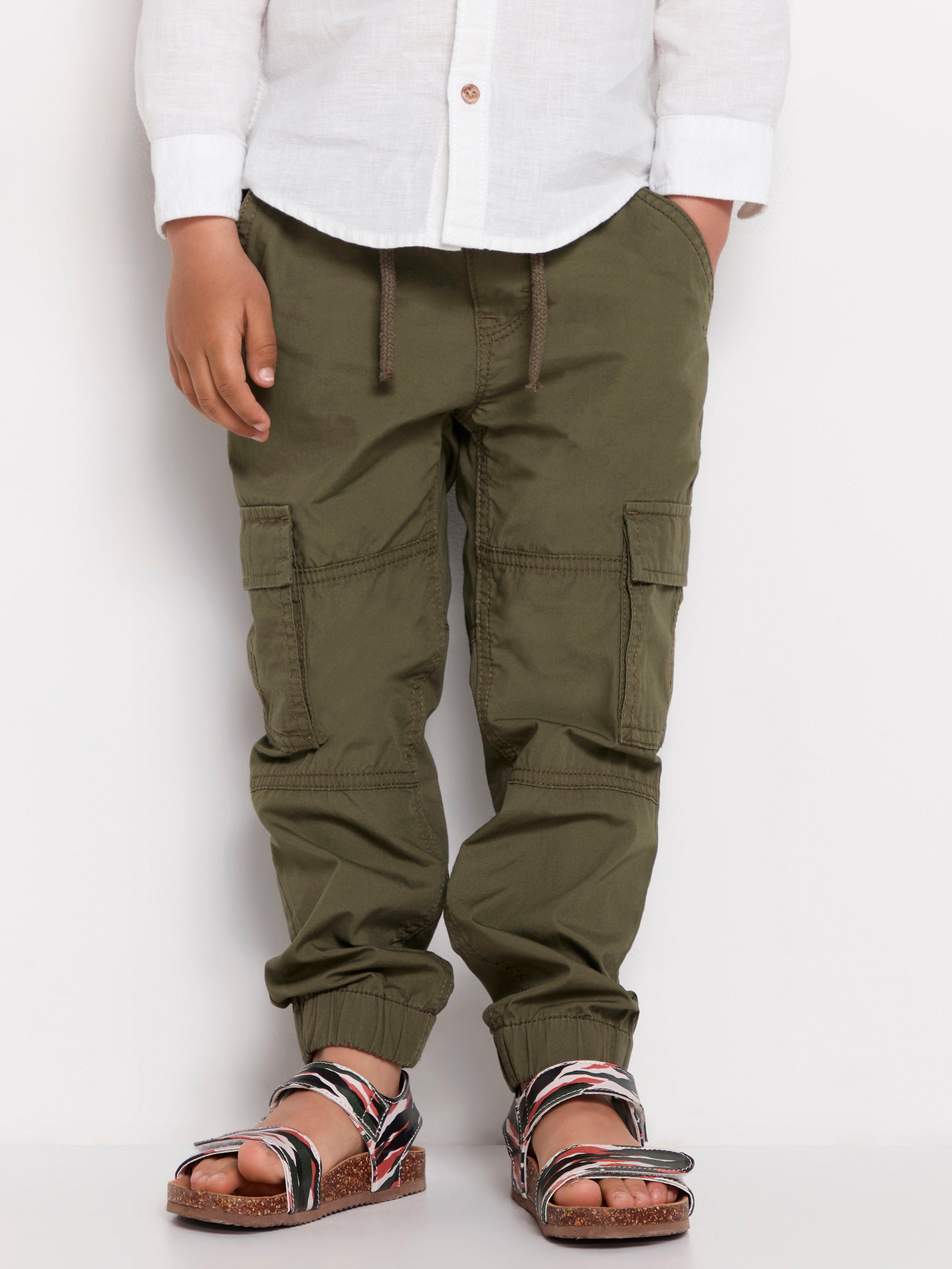 loose fit cargo jeans