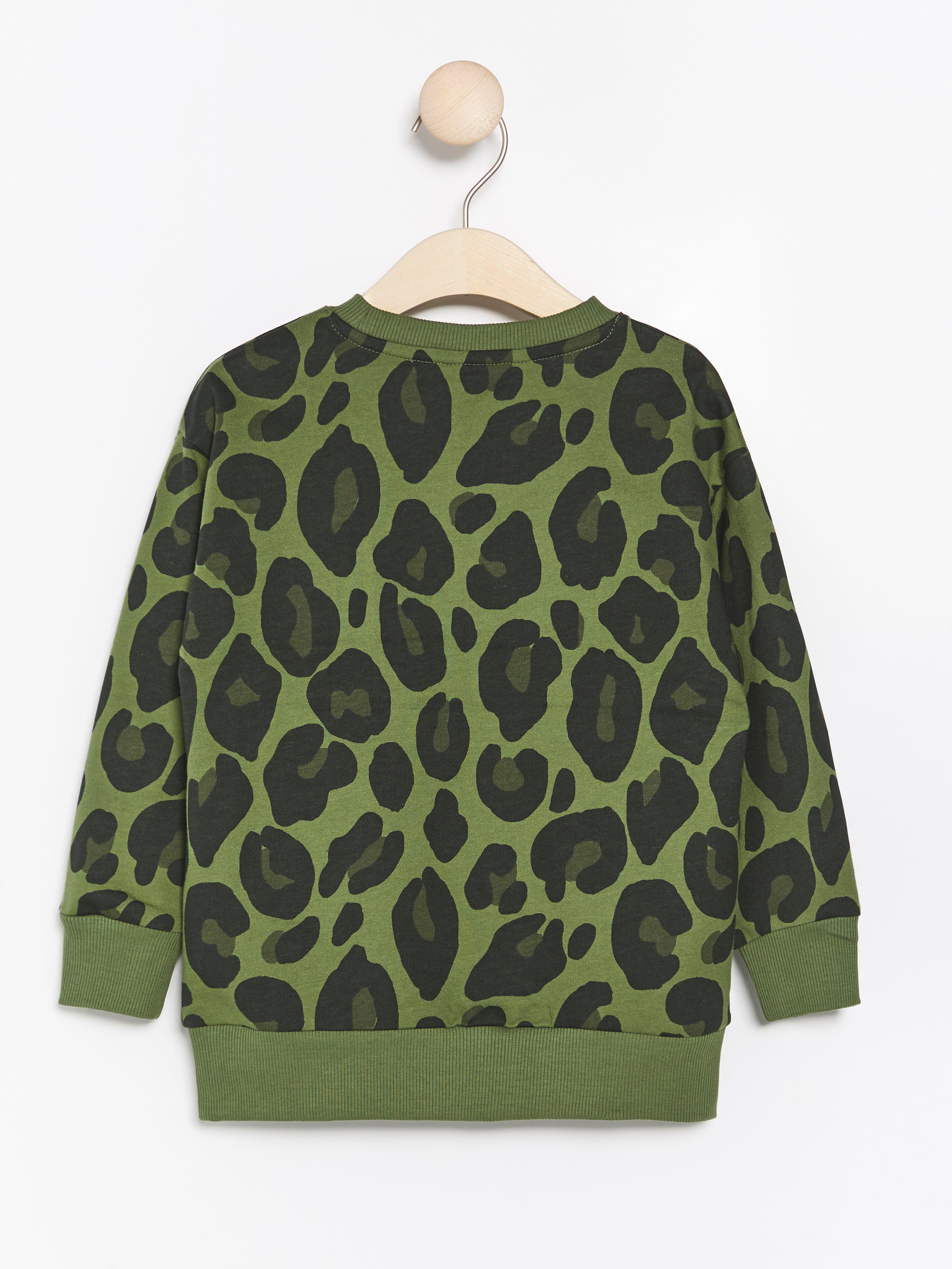 oversized leopard sweatshirt