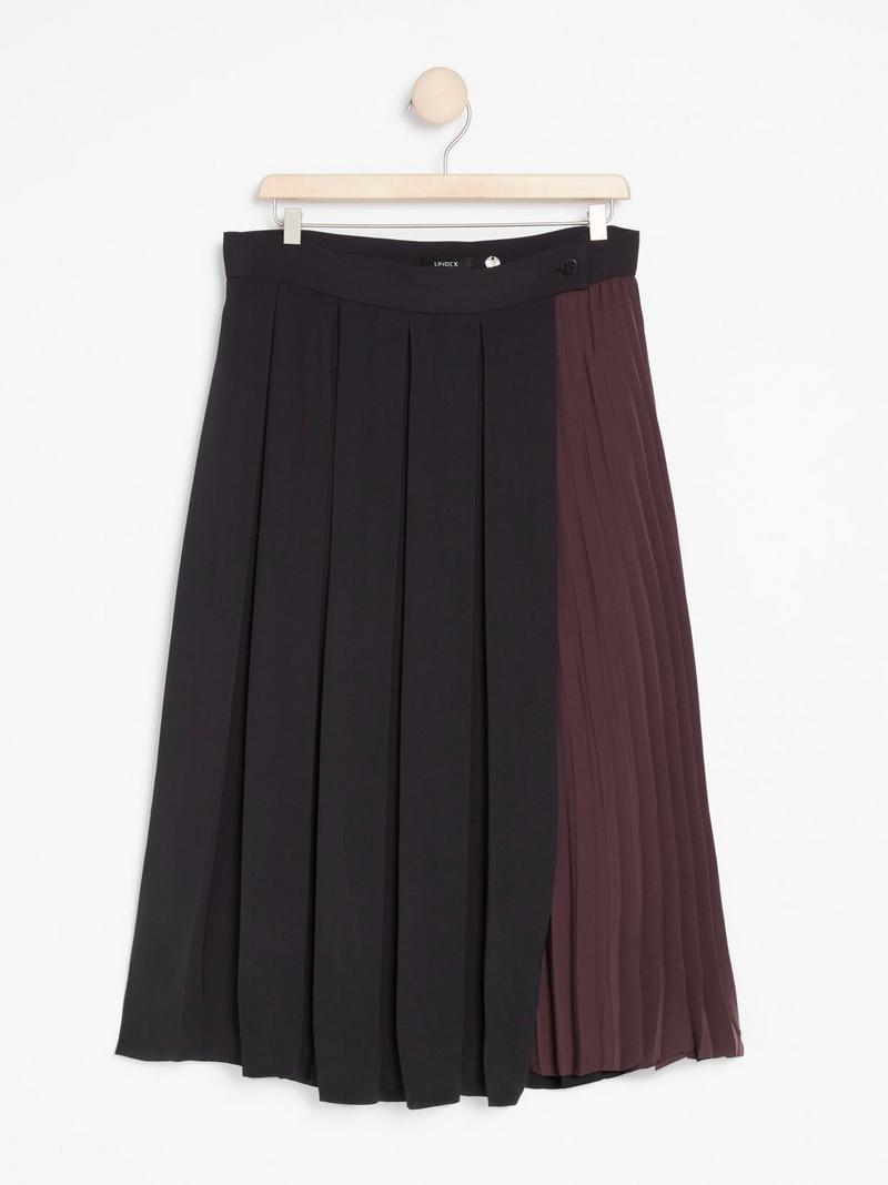 pleated skirt