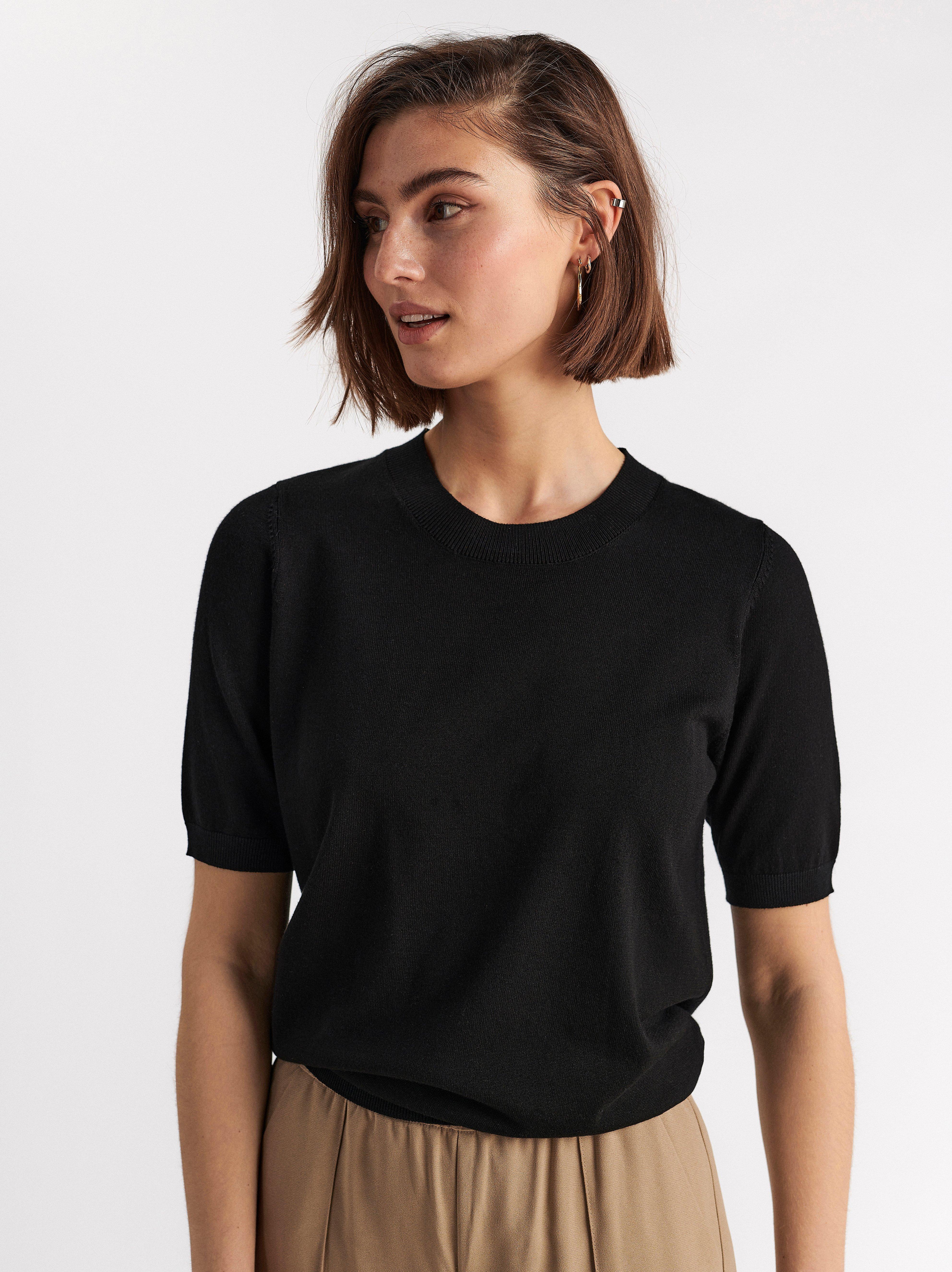 Black short outlet sleeved jumper