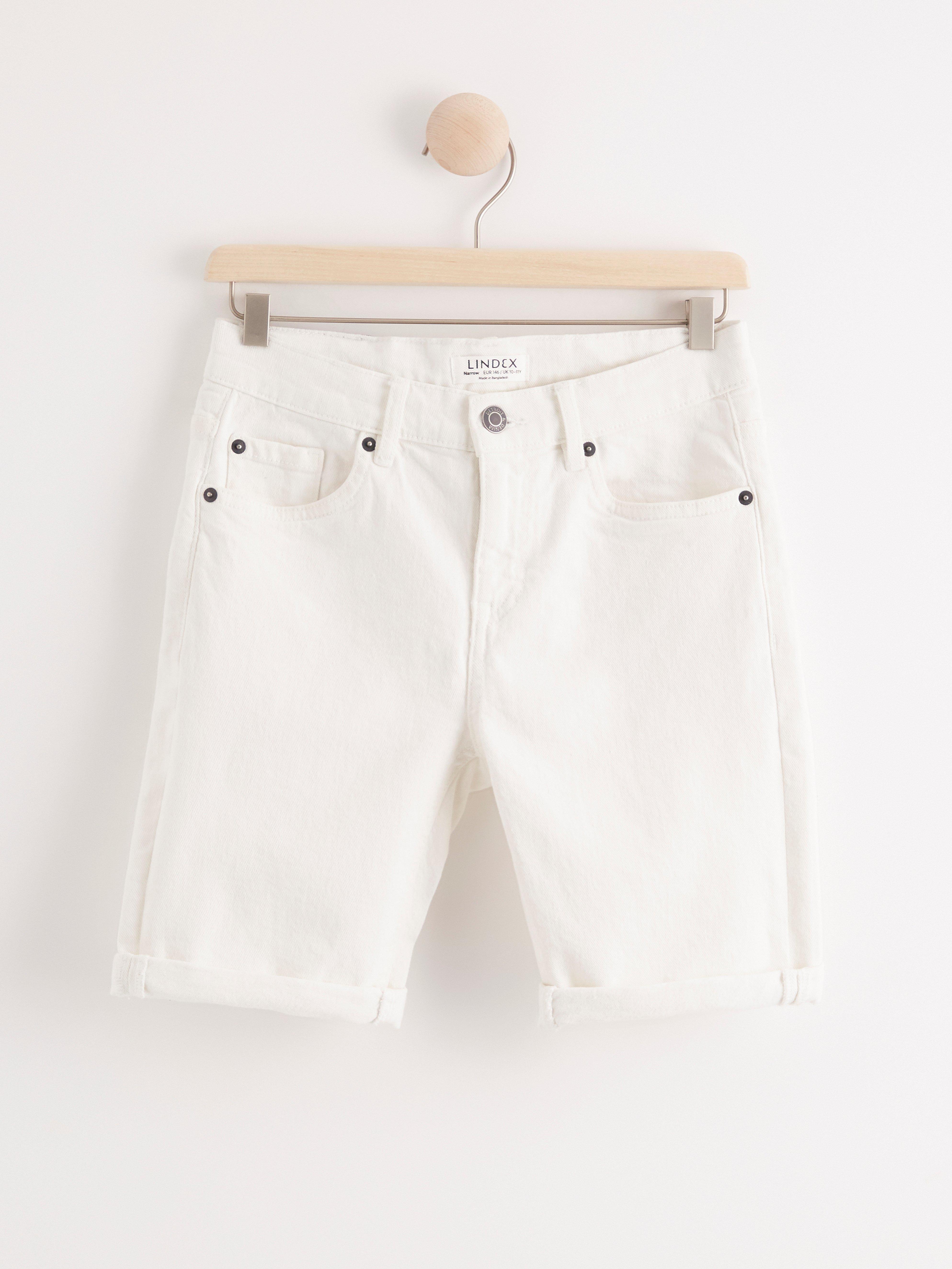 white narrow jeans