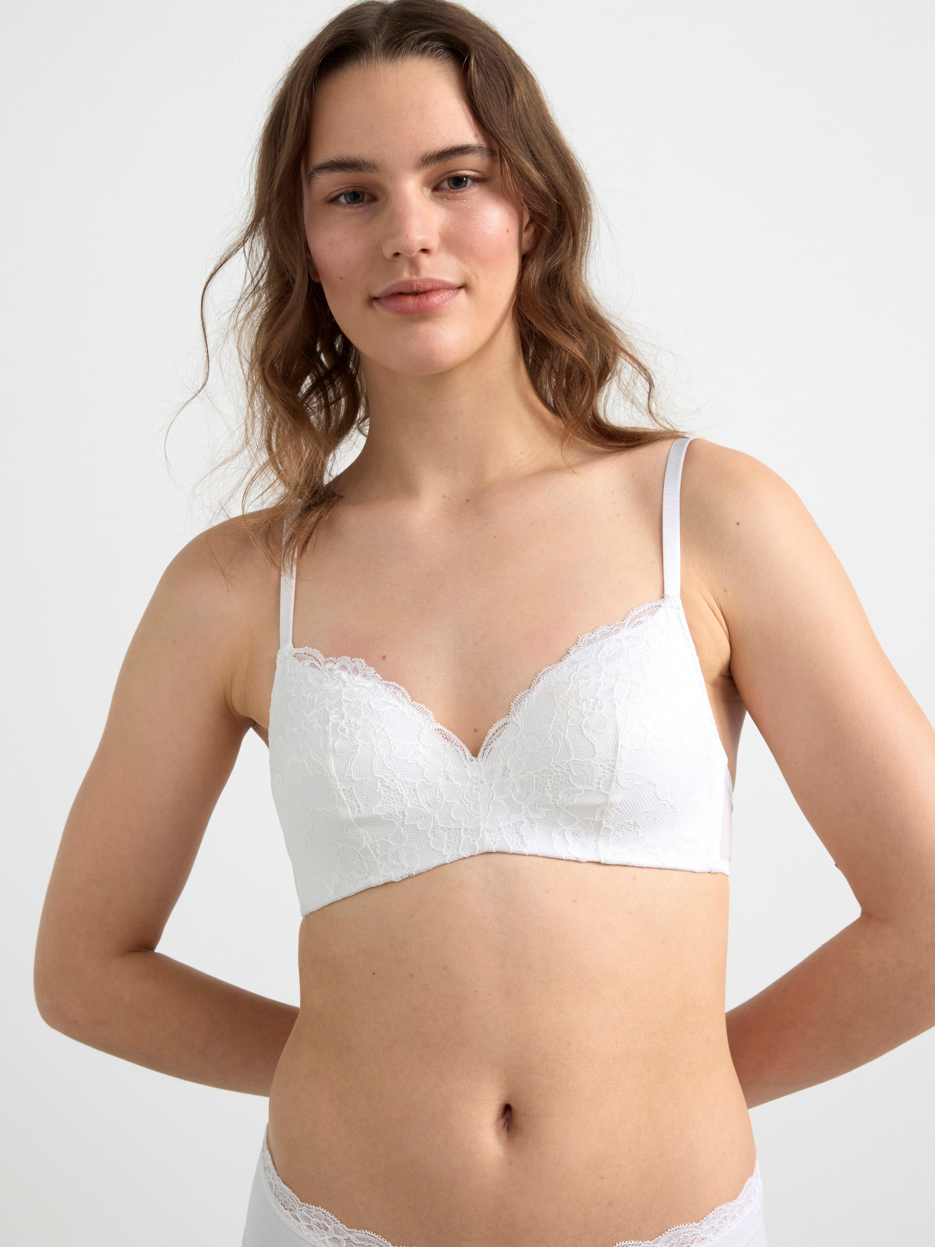 https://i8.amplience.net/i/Lindex/7954306_70_PS_MB/white-flora-wirefree-bra-with-lace?fmt=auto&$qltDefault$&$cache$&$crop$&$scaleFit$&$productDetailSwiperV2$&vw=600&$crop2x$&$fmtQlt2x$