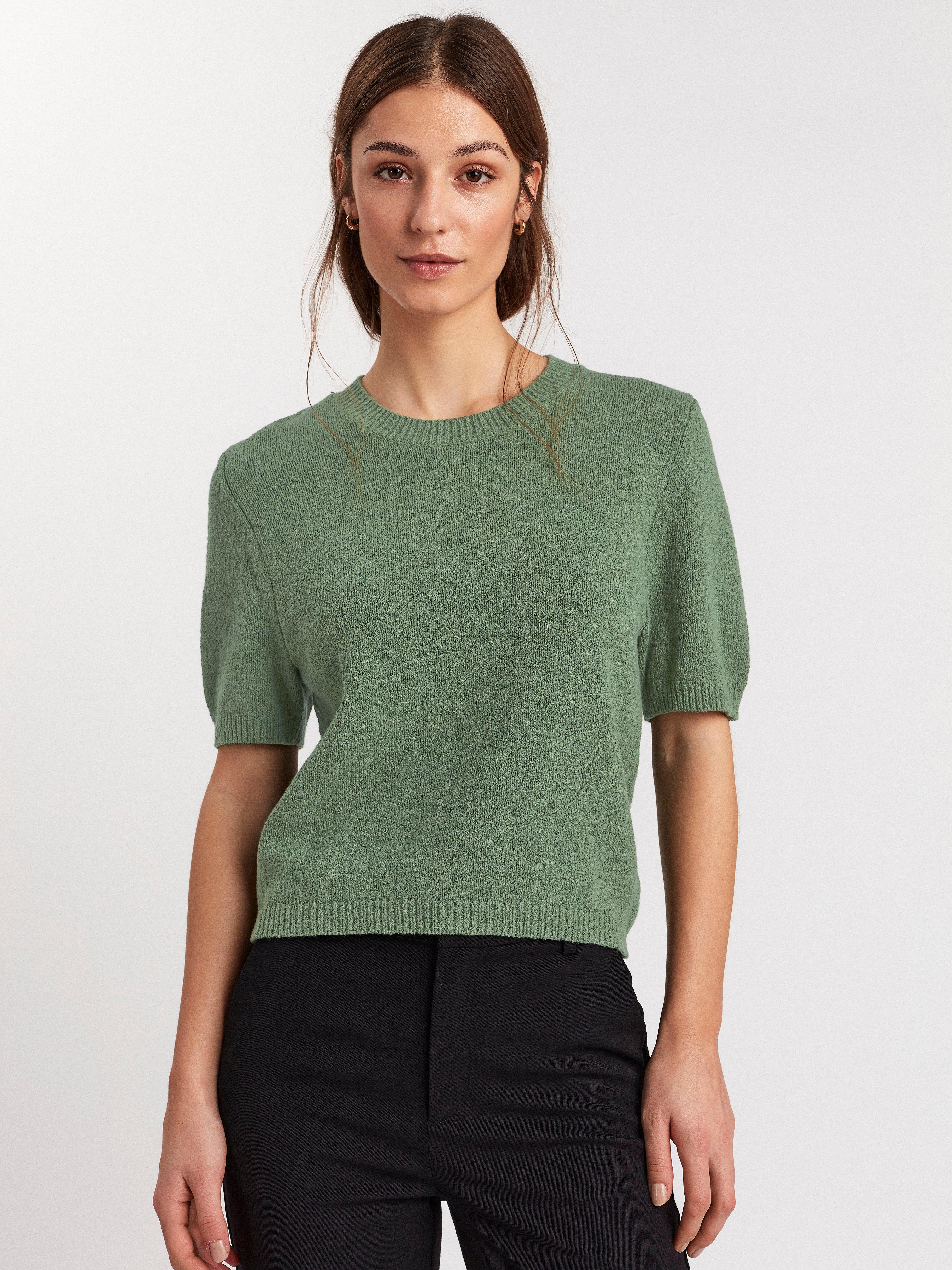 jumper with holes in sleeves