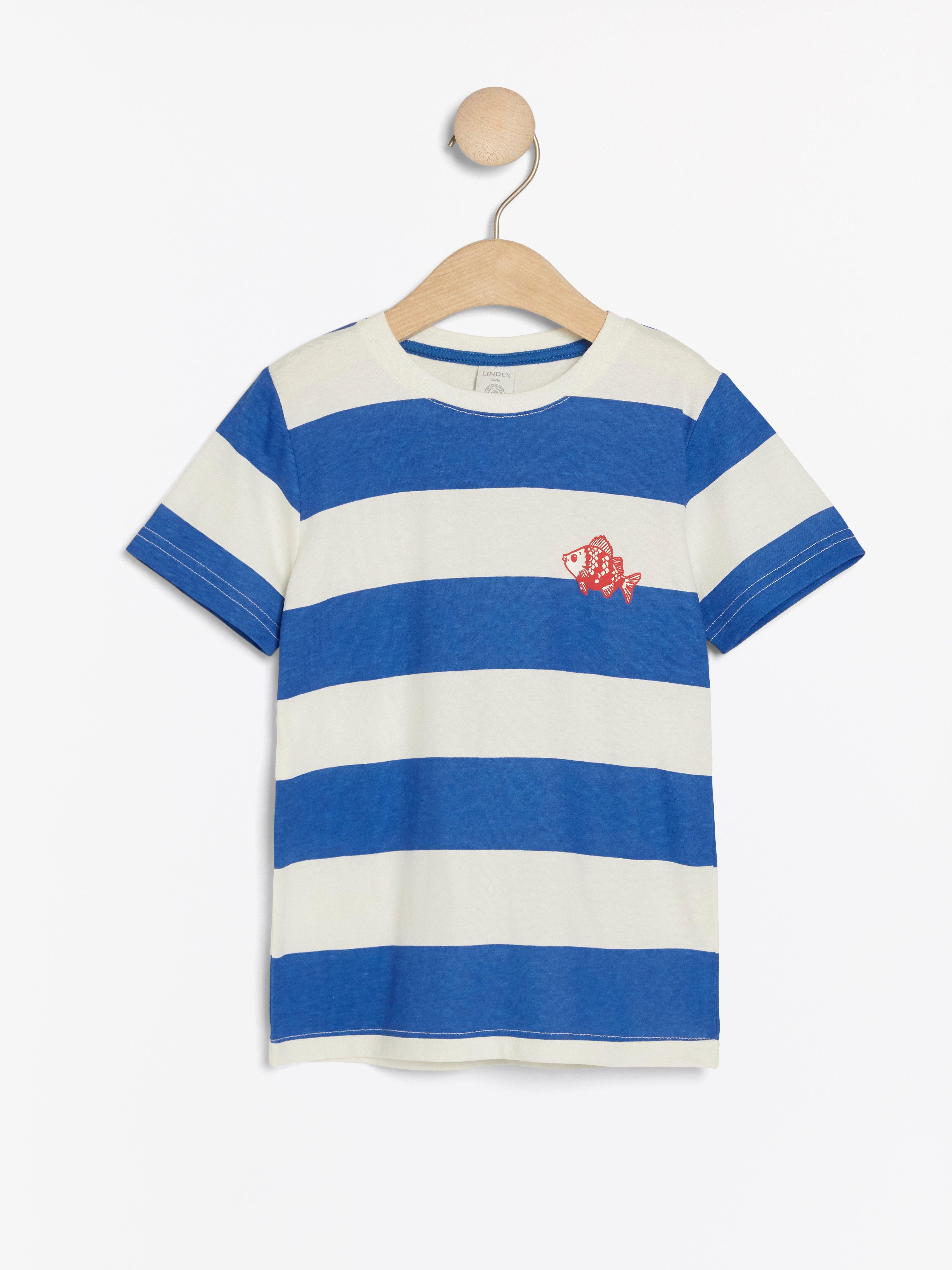Randig kortärmad t-shirt med tryck på bröstet  Lindex