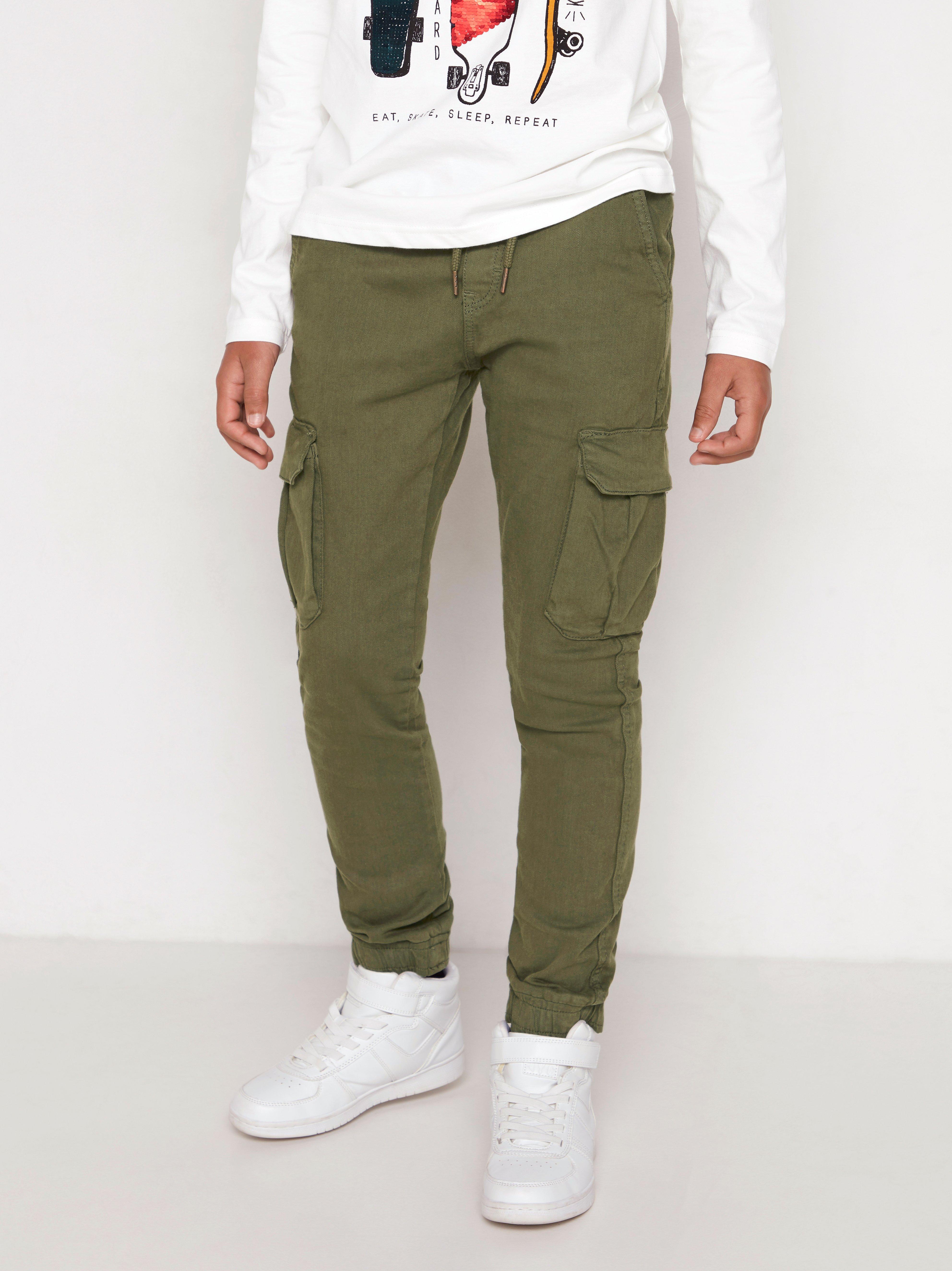 loose fit cargo jeans