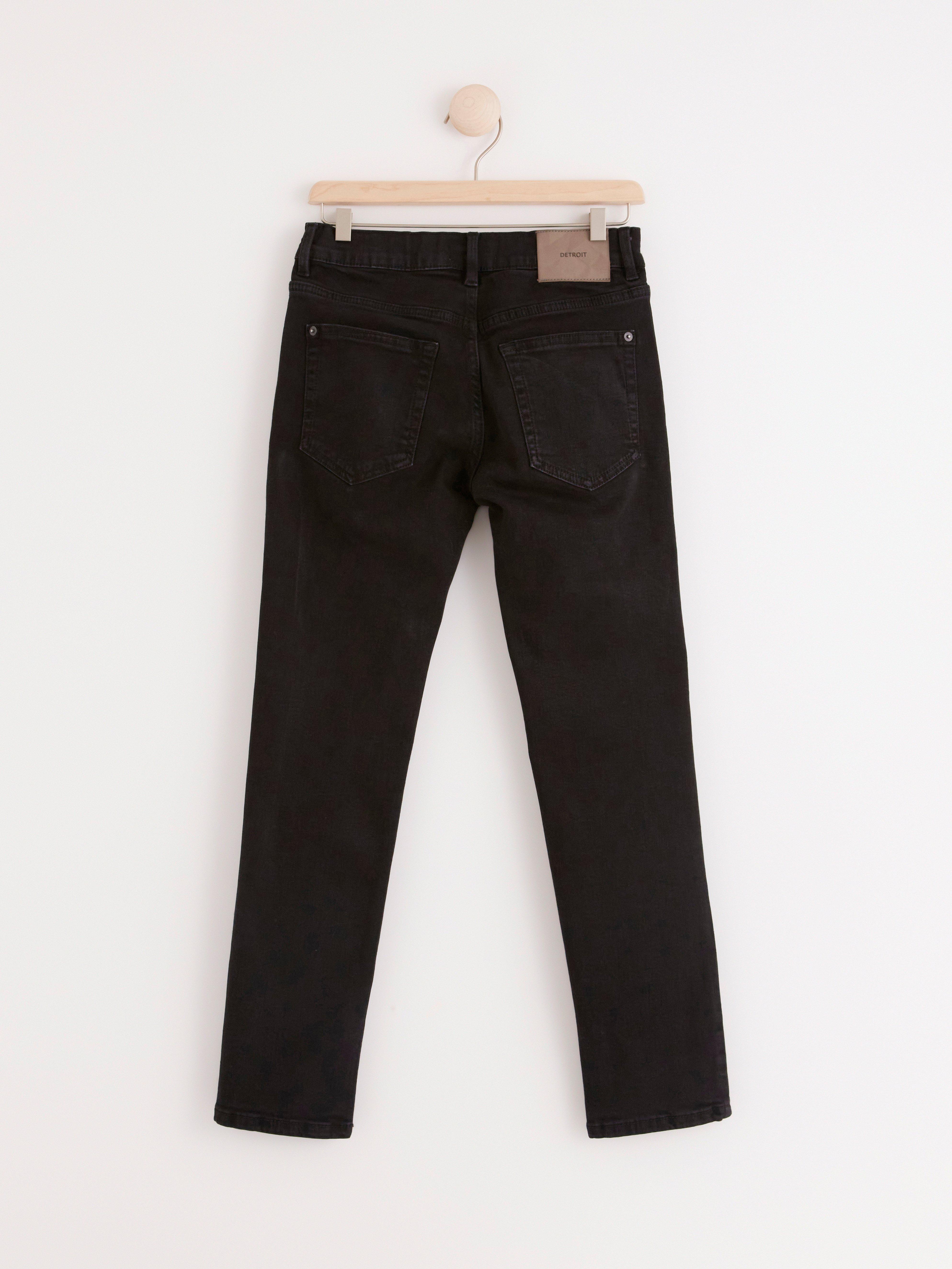 difference between straight leg and regular fit jeans