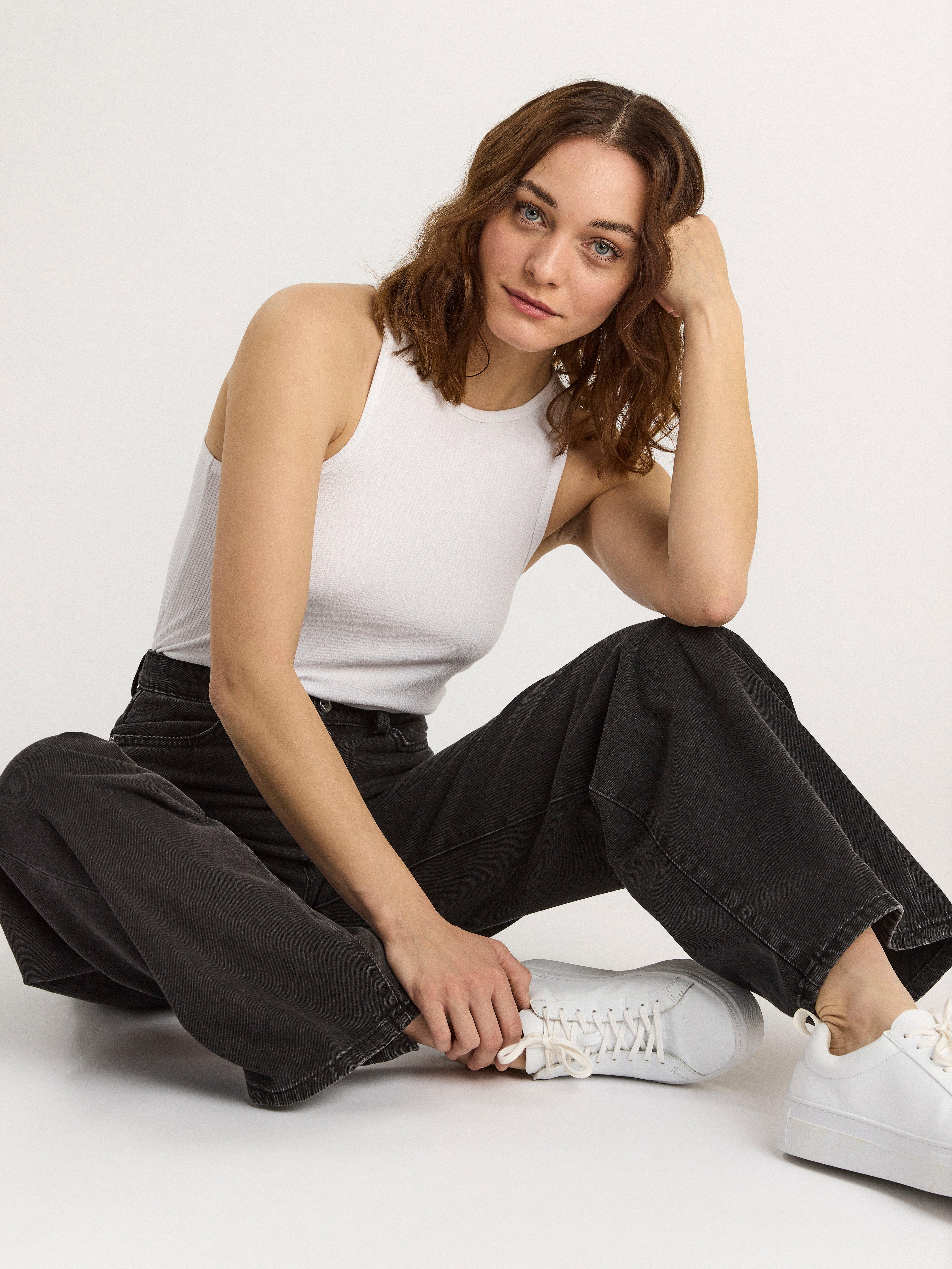 Svarta, vida jeans med hög midja