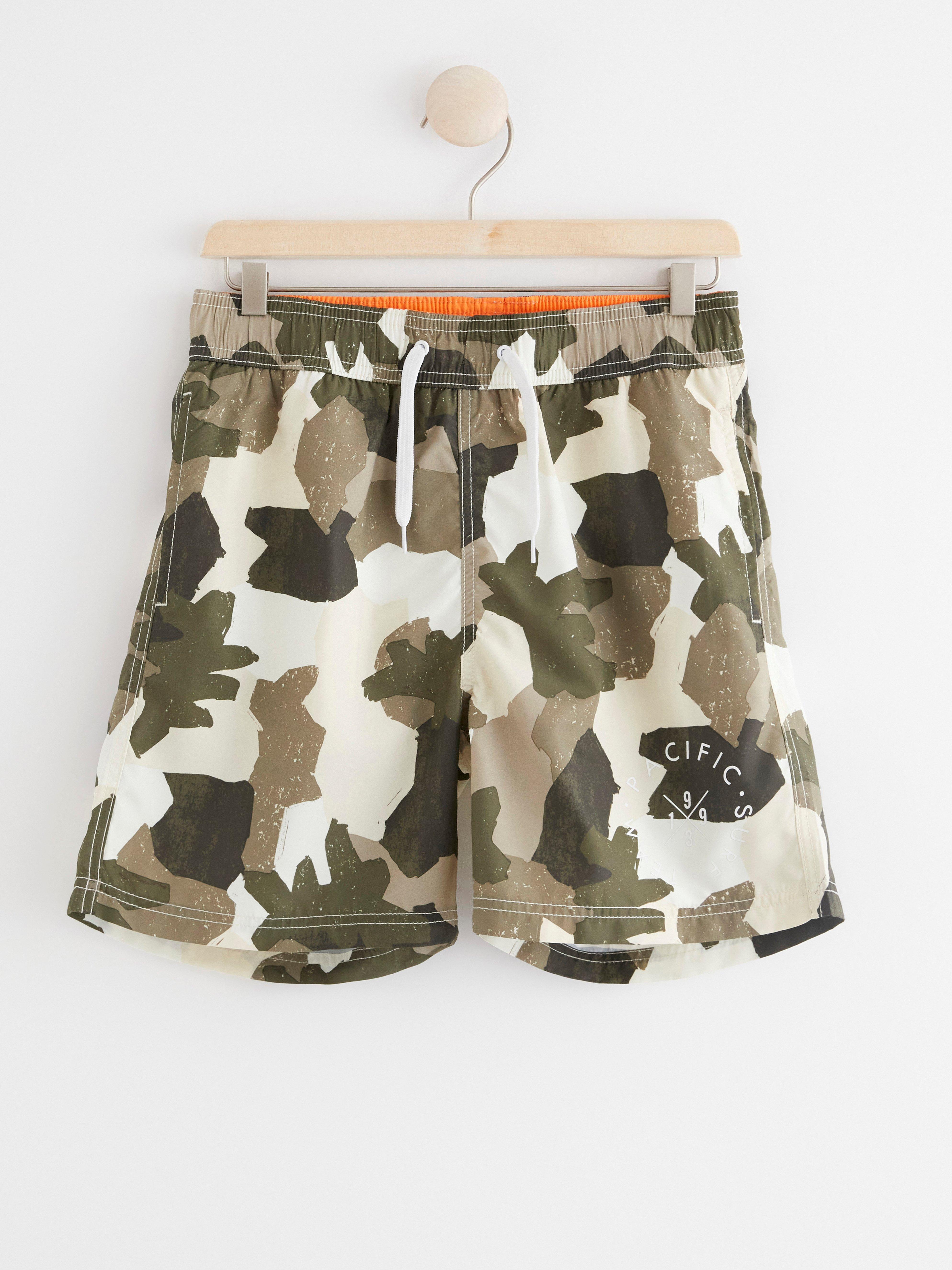 Kamouflagemönstrade badshorts