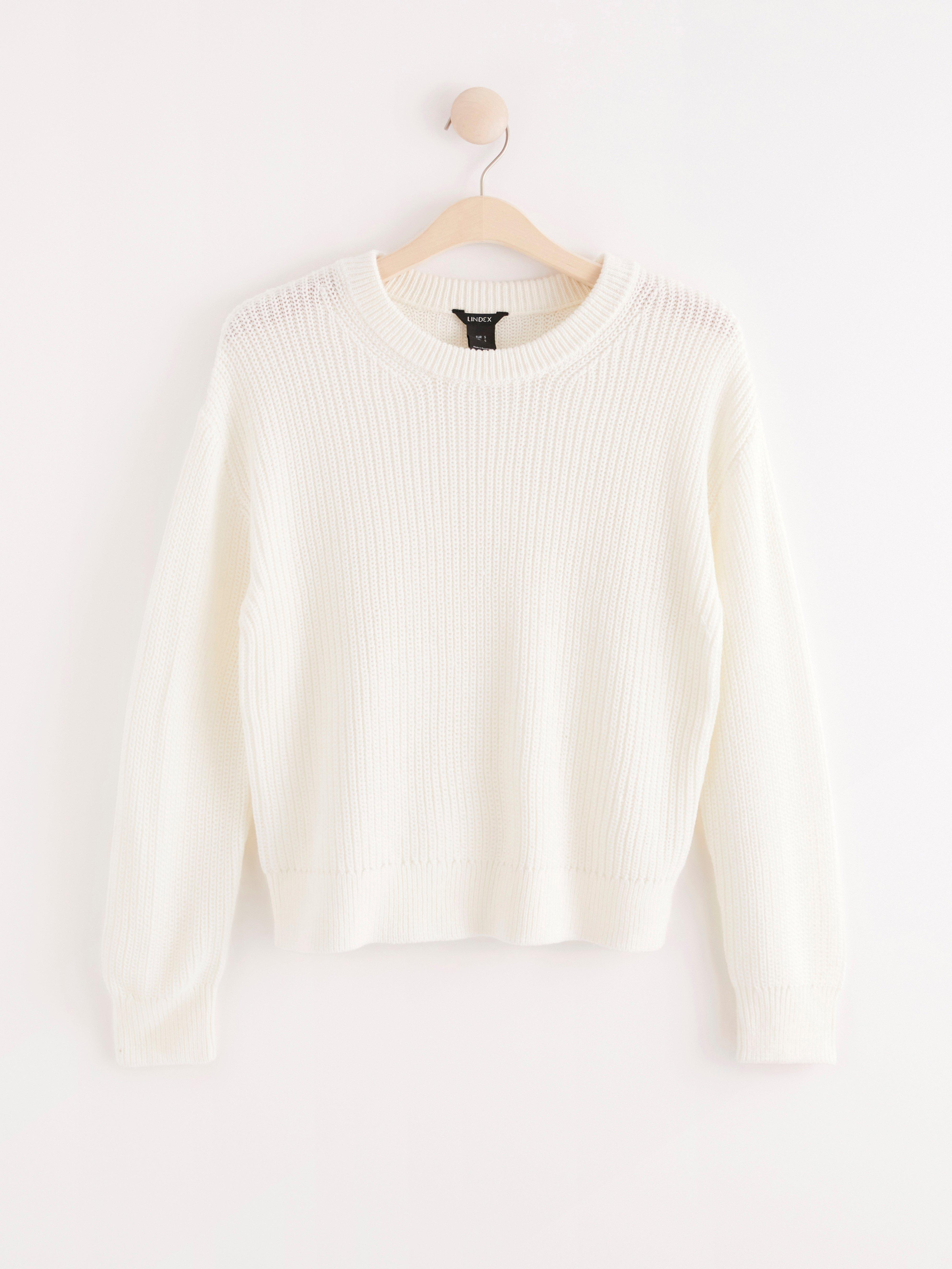 white knitted jumper