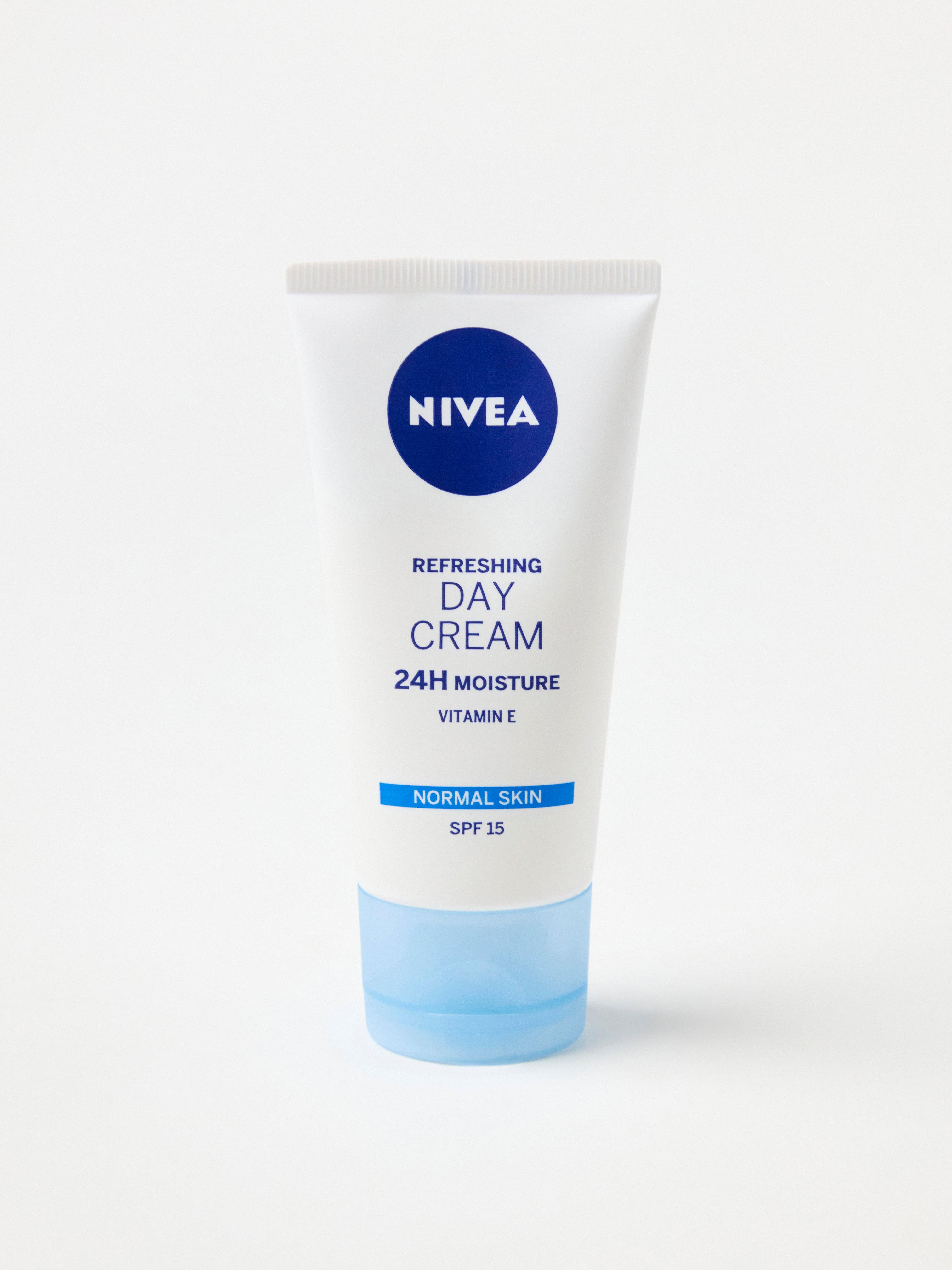 NIVEA Refreshing Day Creme SPF15
