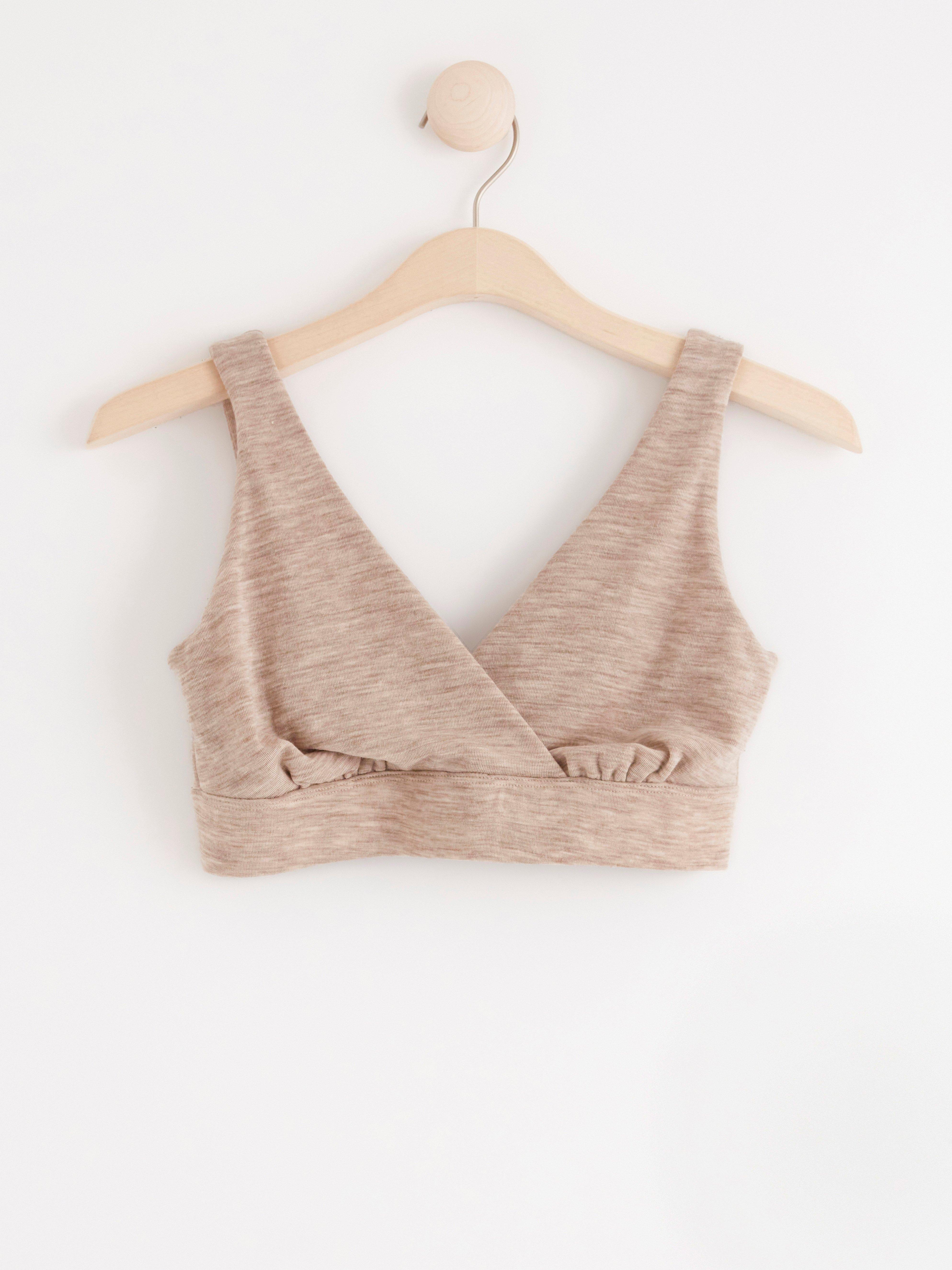 https://i8.amplience.net/i/Lindex/8116111_9975_PS_F/beige-mom-merino-wool-nursing-bra?fmt=auto&$qltDefault$&$cache$&$crop$&$scaleFit$&$productDetailSwiperV2$&vw=600&$crop2x$&$fmtQlt2x$