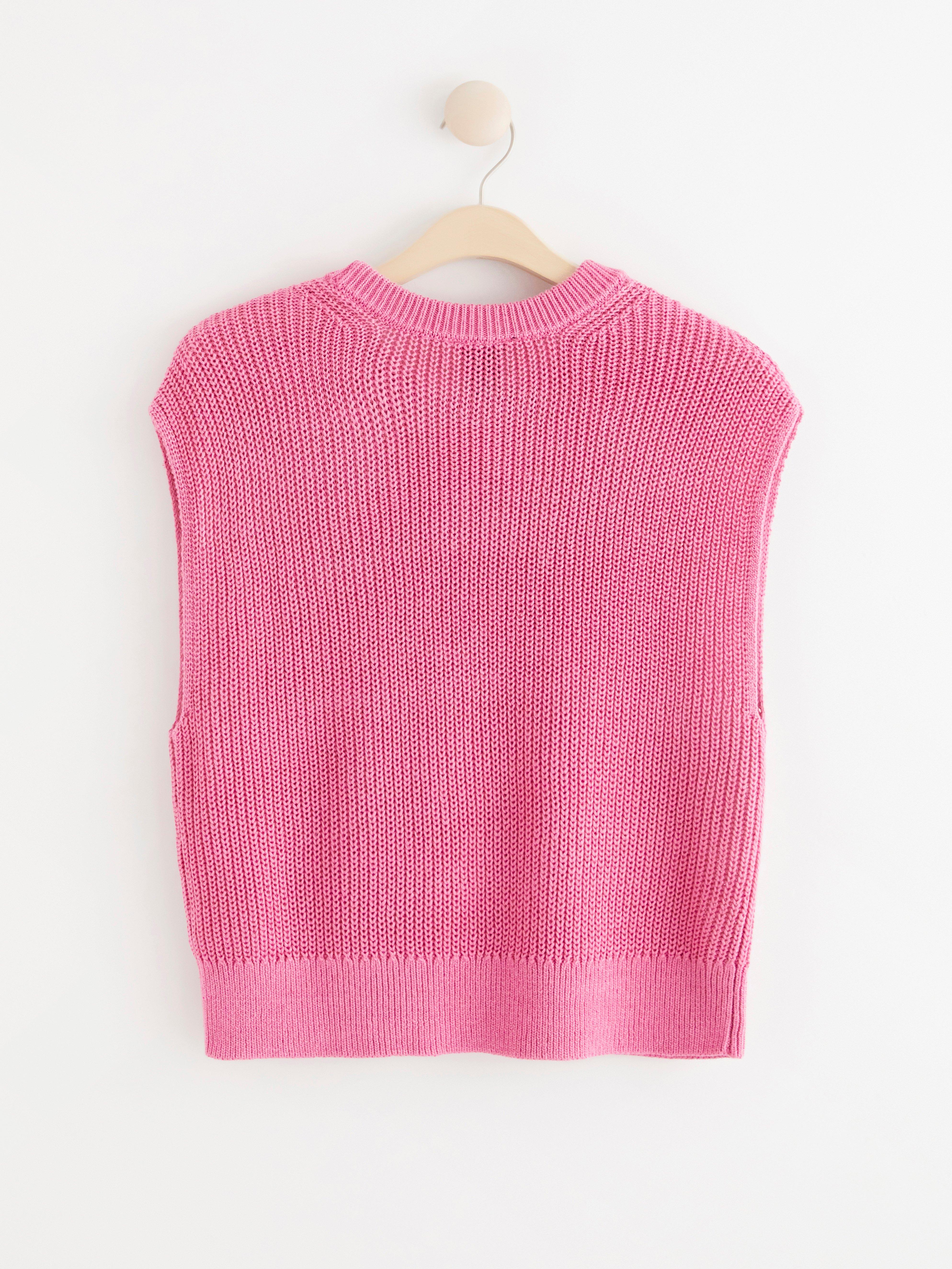 white knitted vest