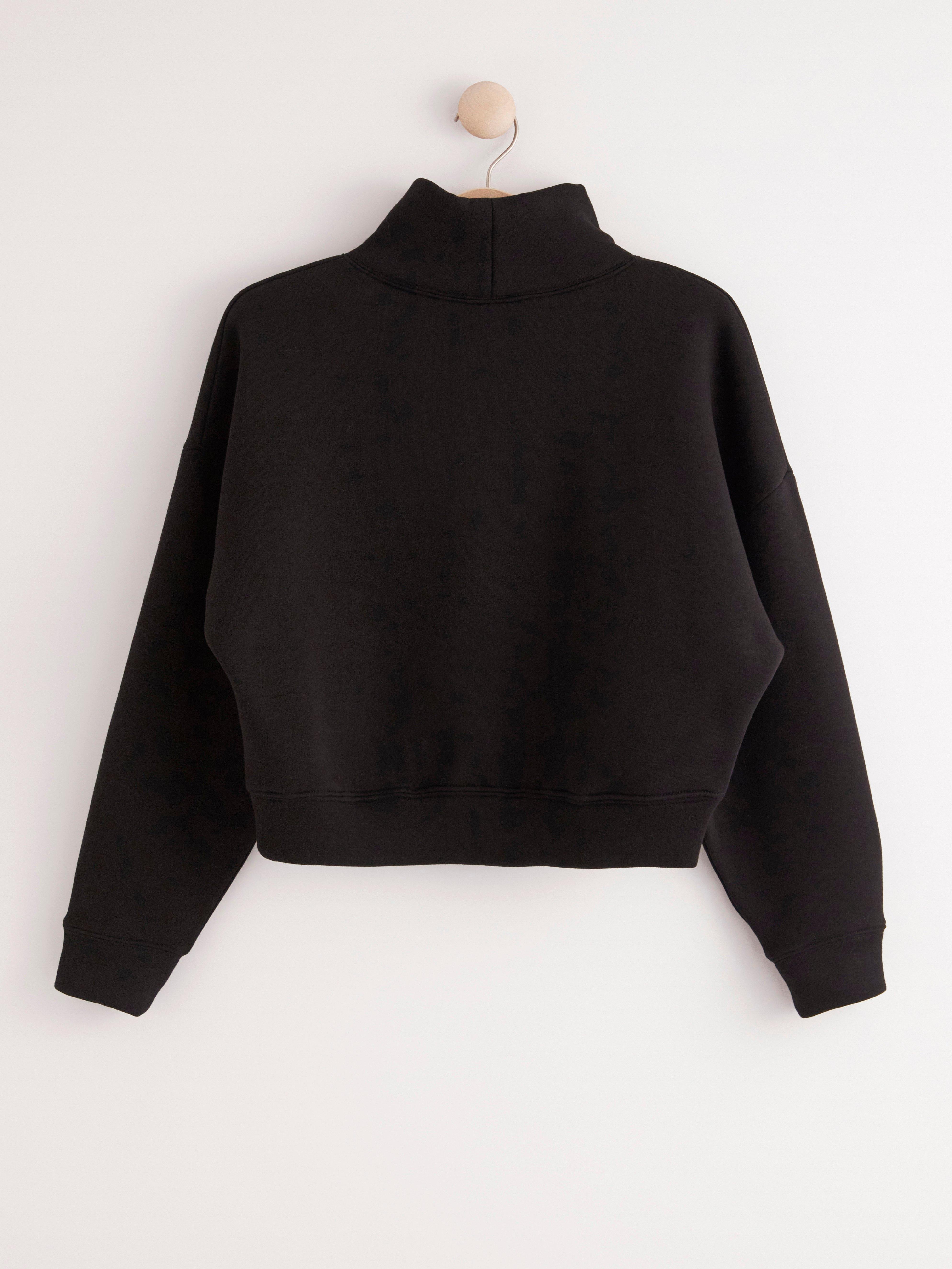sweatshirt with a collar