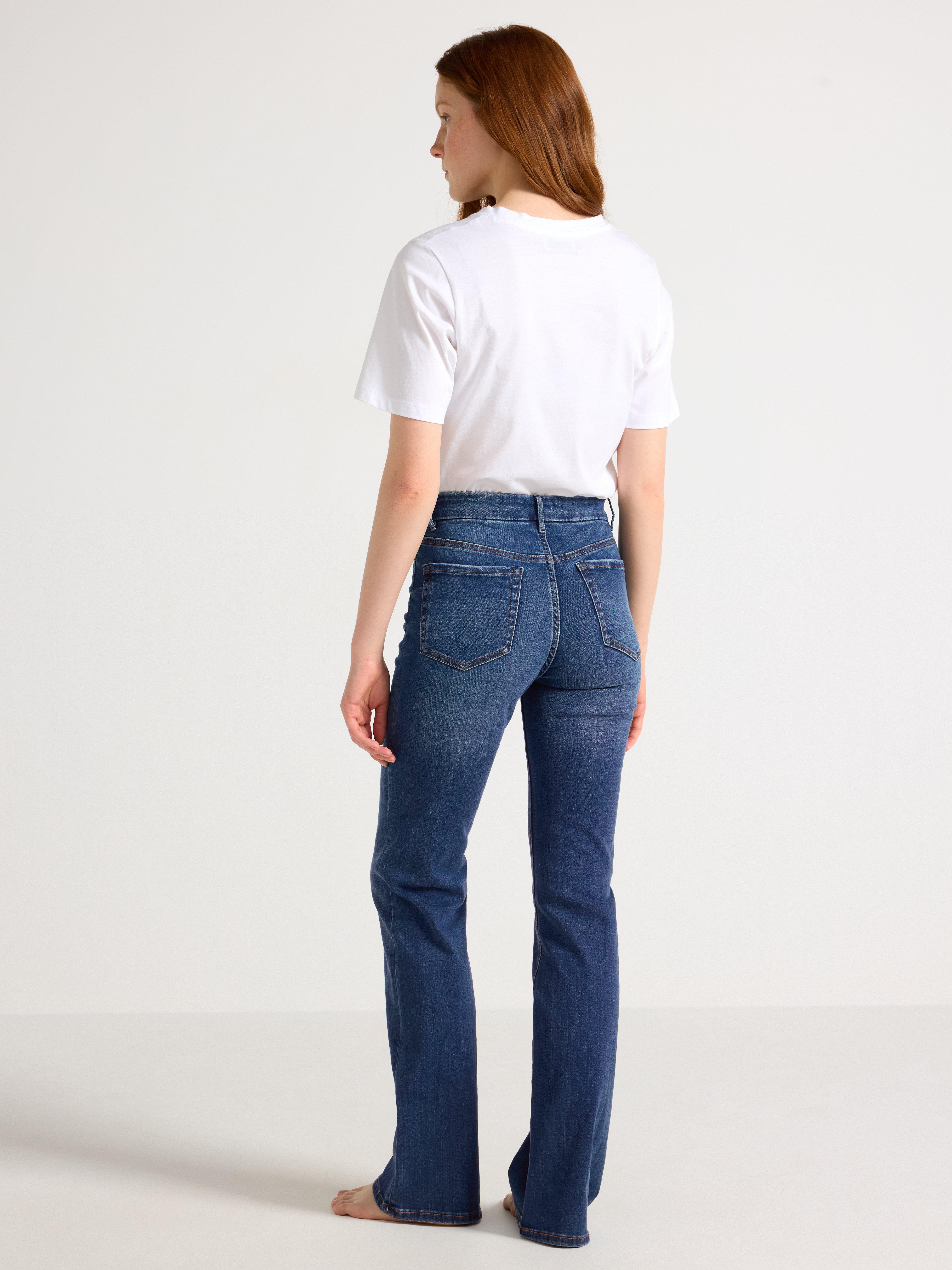 https://i8.amplience.net/i/Lindex/8160229_791_PS_MB/blue-mira-curve-super-stretch-flared-jeans?fmt=auto&$qltDefault$&$cache$&$crop$&$scaleFit$&$productDetailSwiperV2$&vw=600&$crop2x$&$fmtQlt2x$