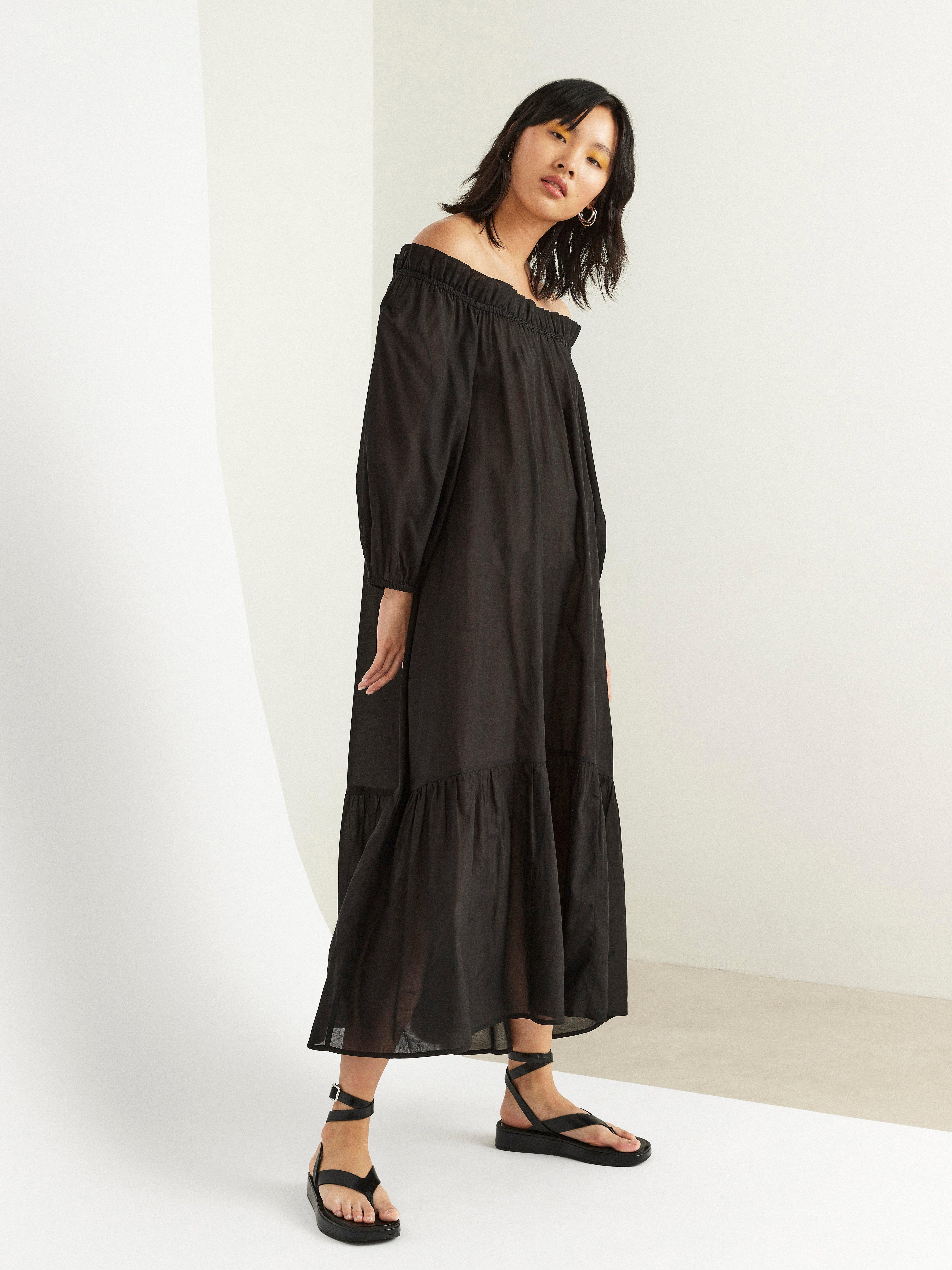 Offshoulderklänning med volang