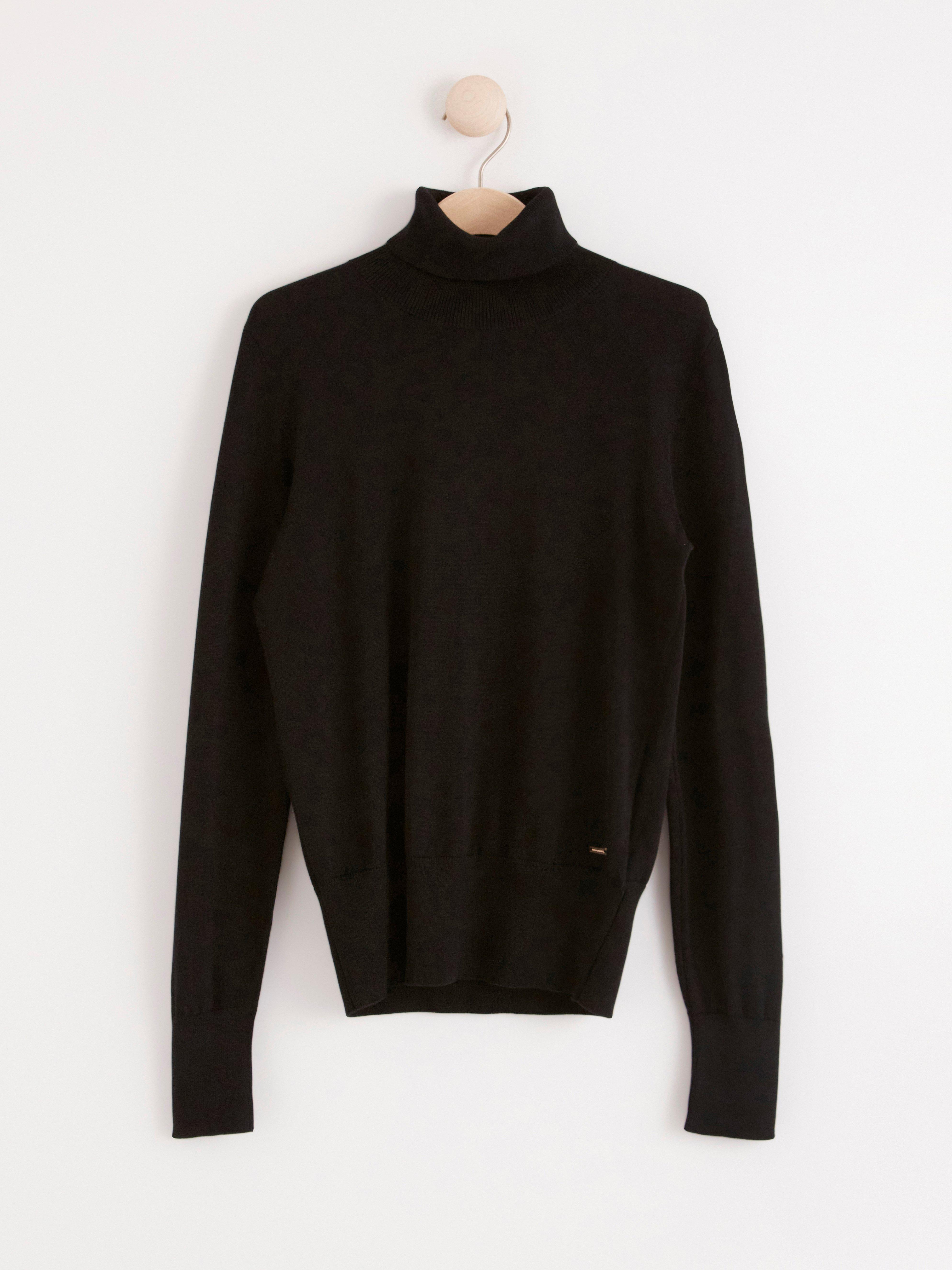 Fine-knit roll neck top