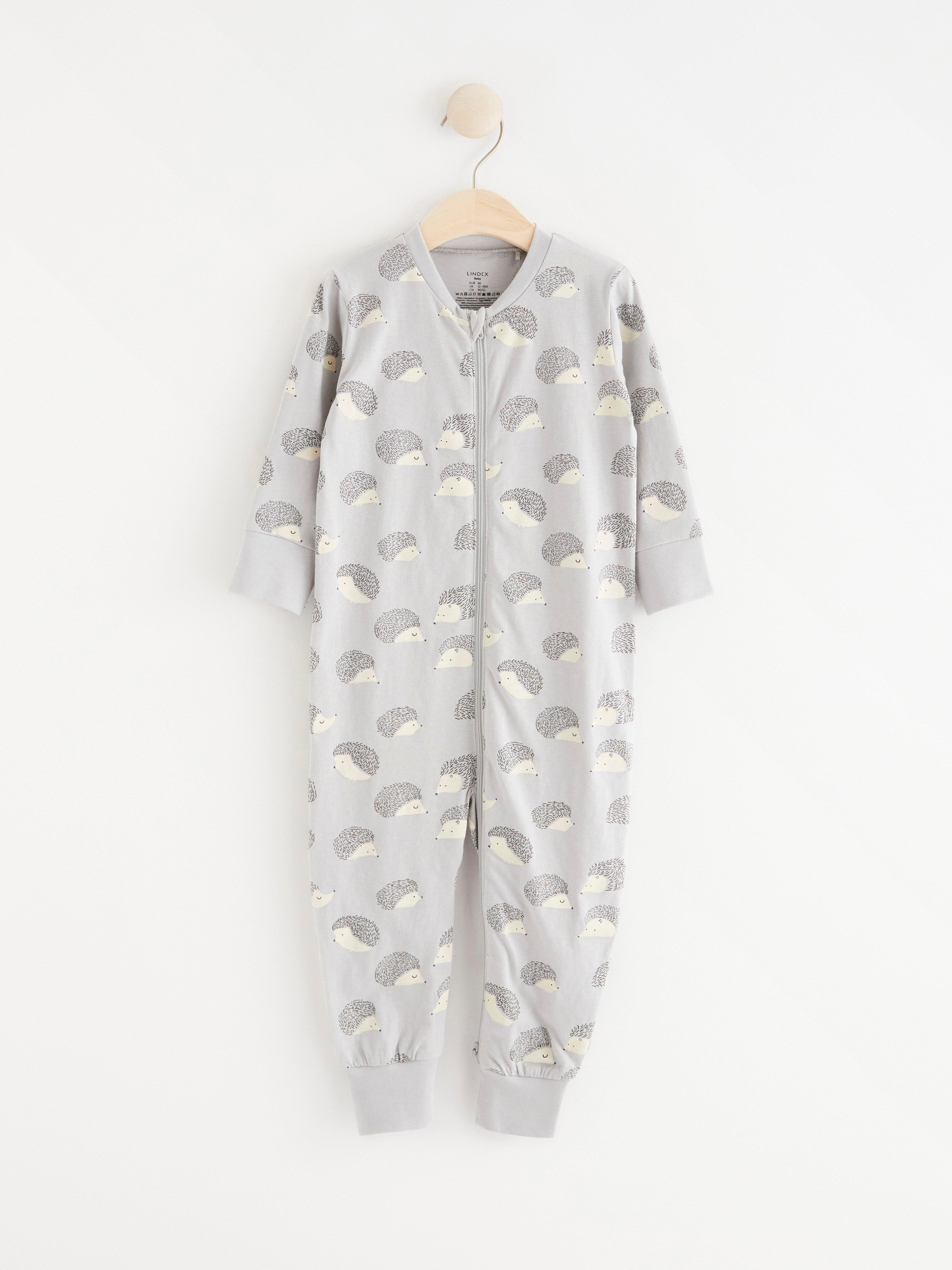 Pyjamas med igelkottar och applikation baktill