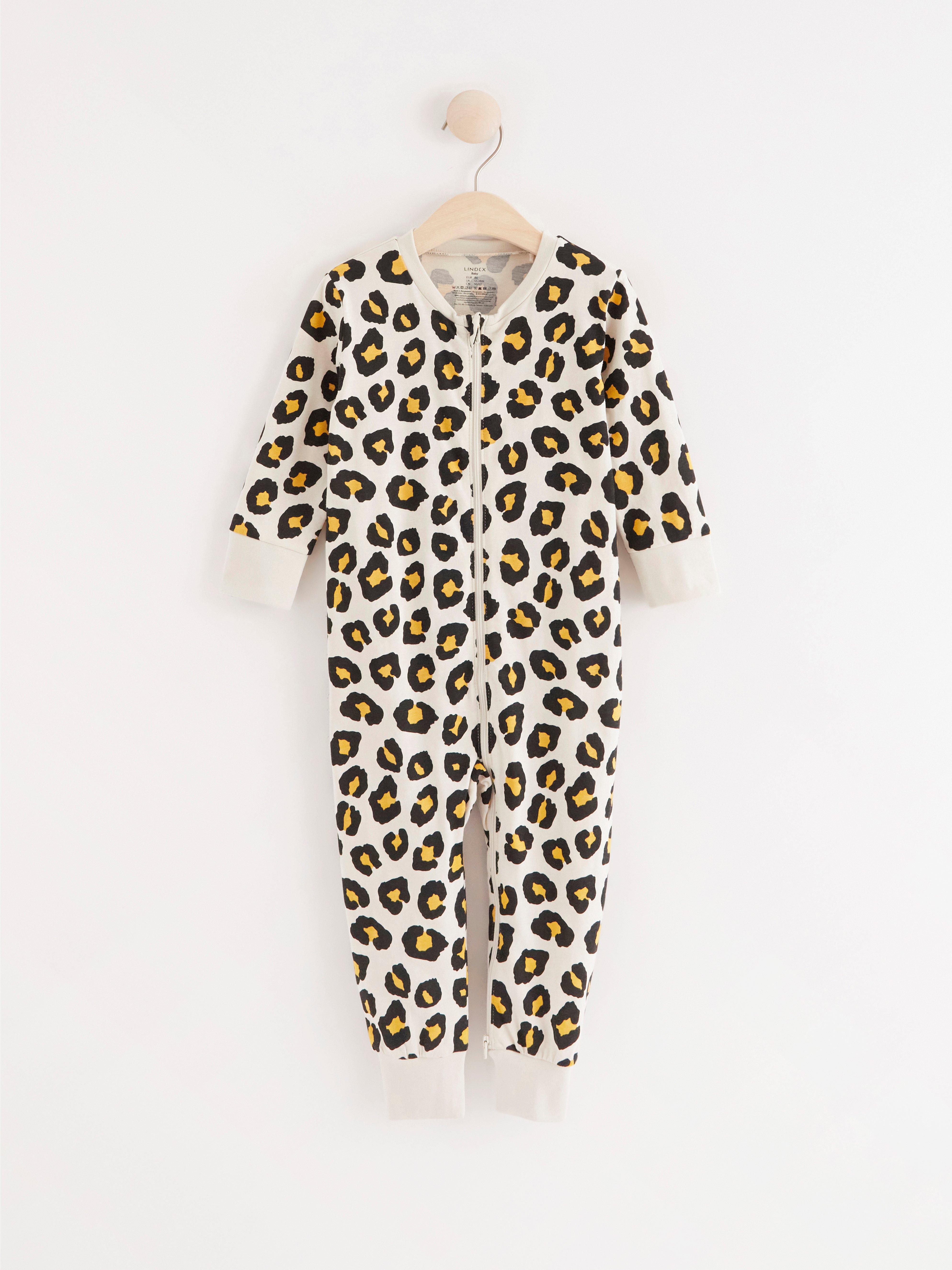 Pyjamas med leopardmönster