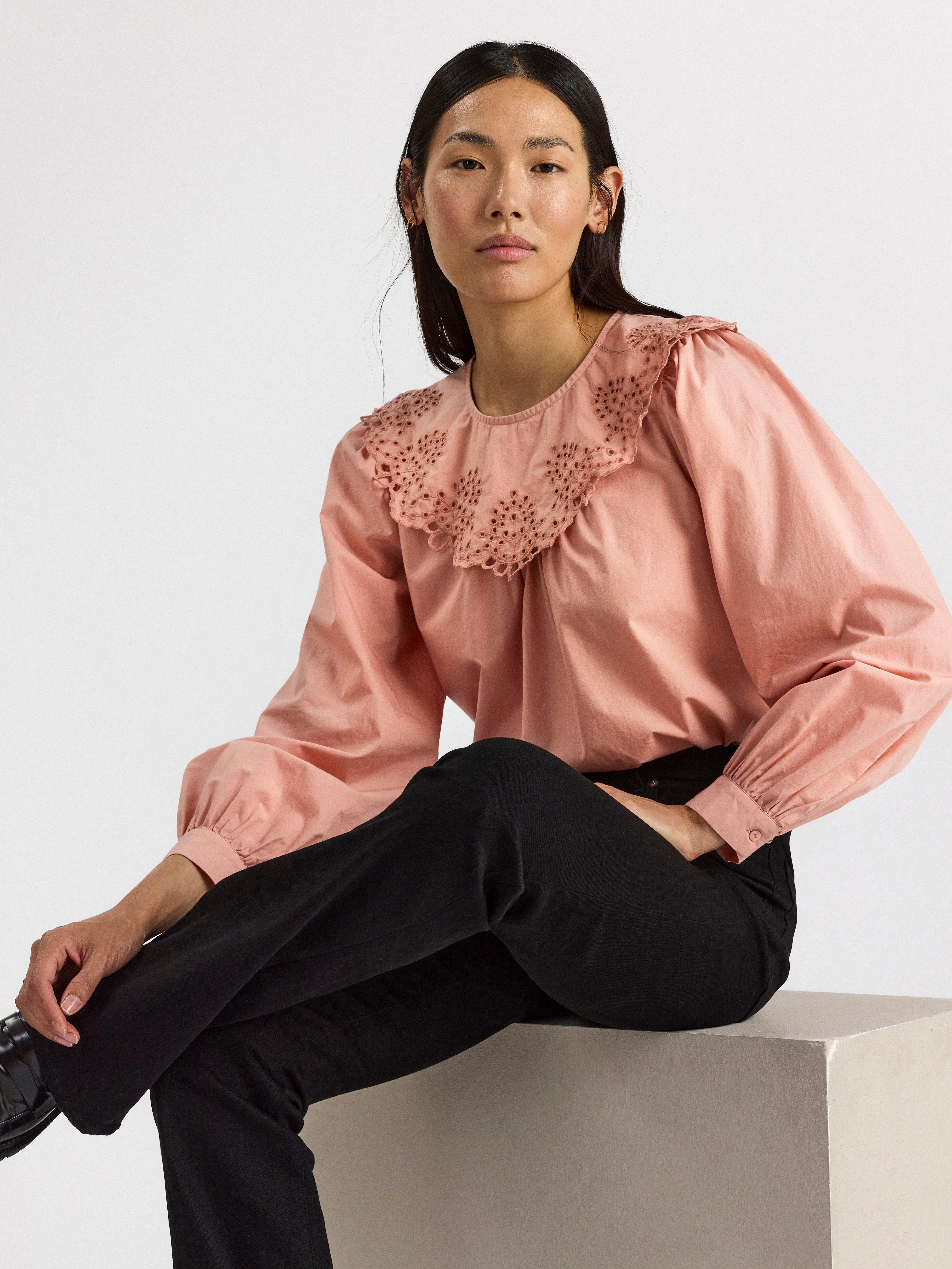 Blus med broderie anglaise
