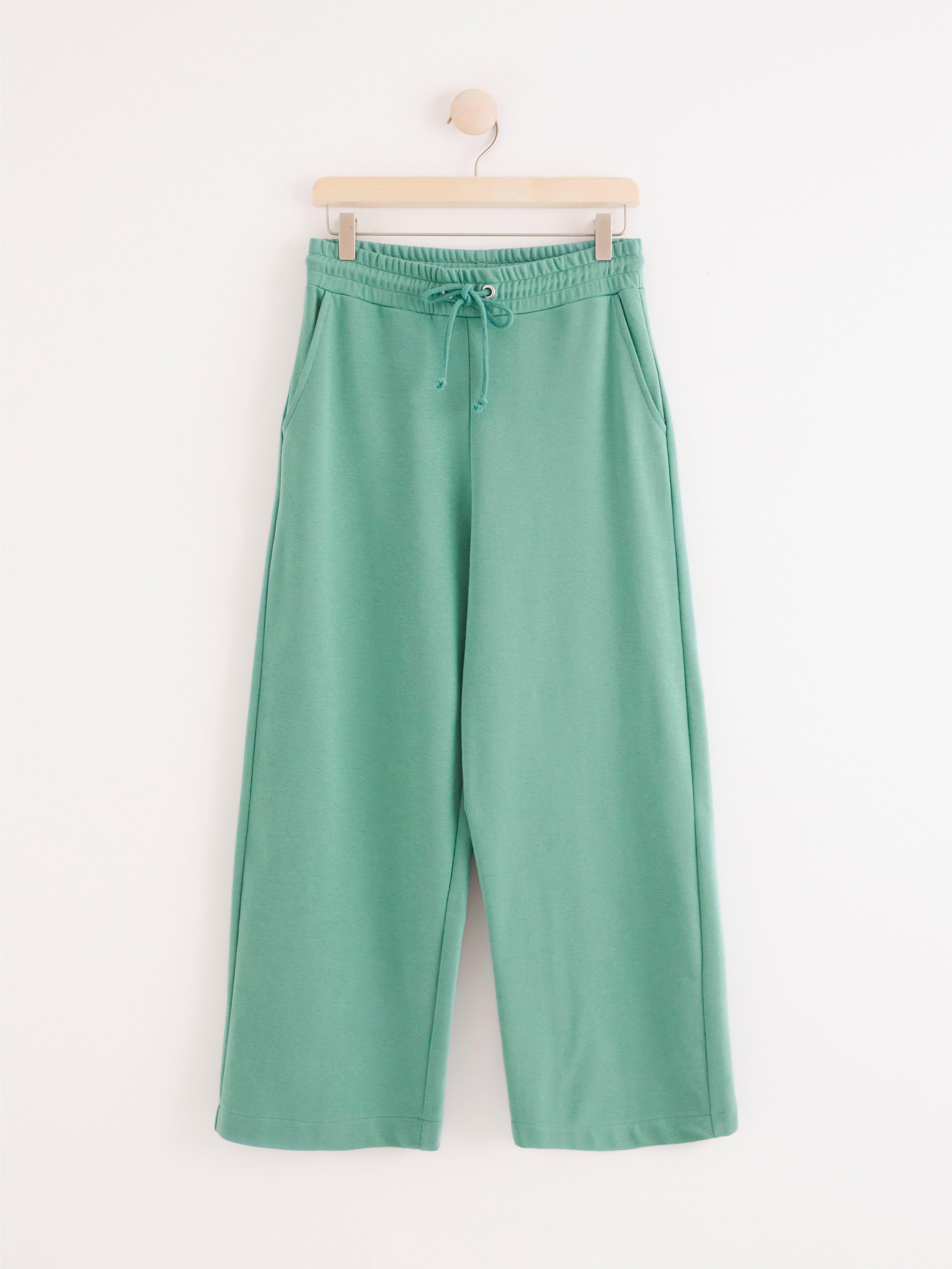 wide leg sweatpants cropped