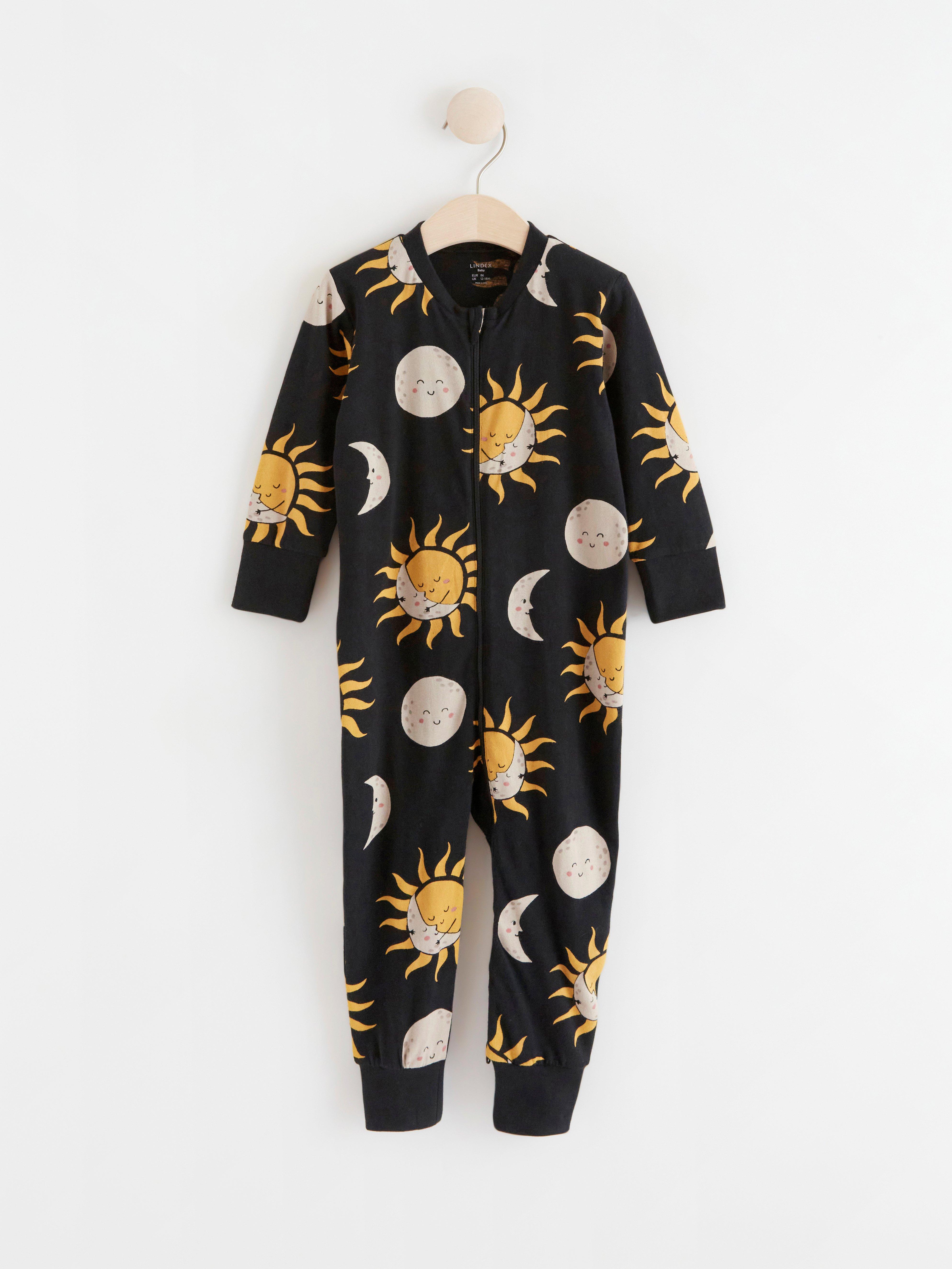 Pyjamas med tryck med sol och måne