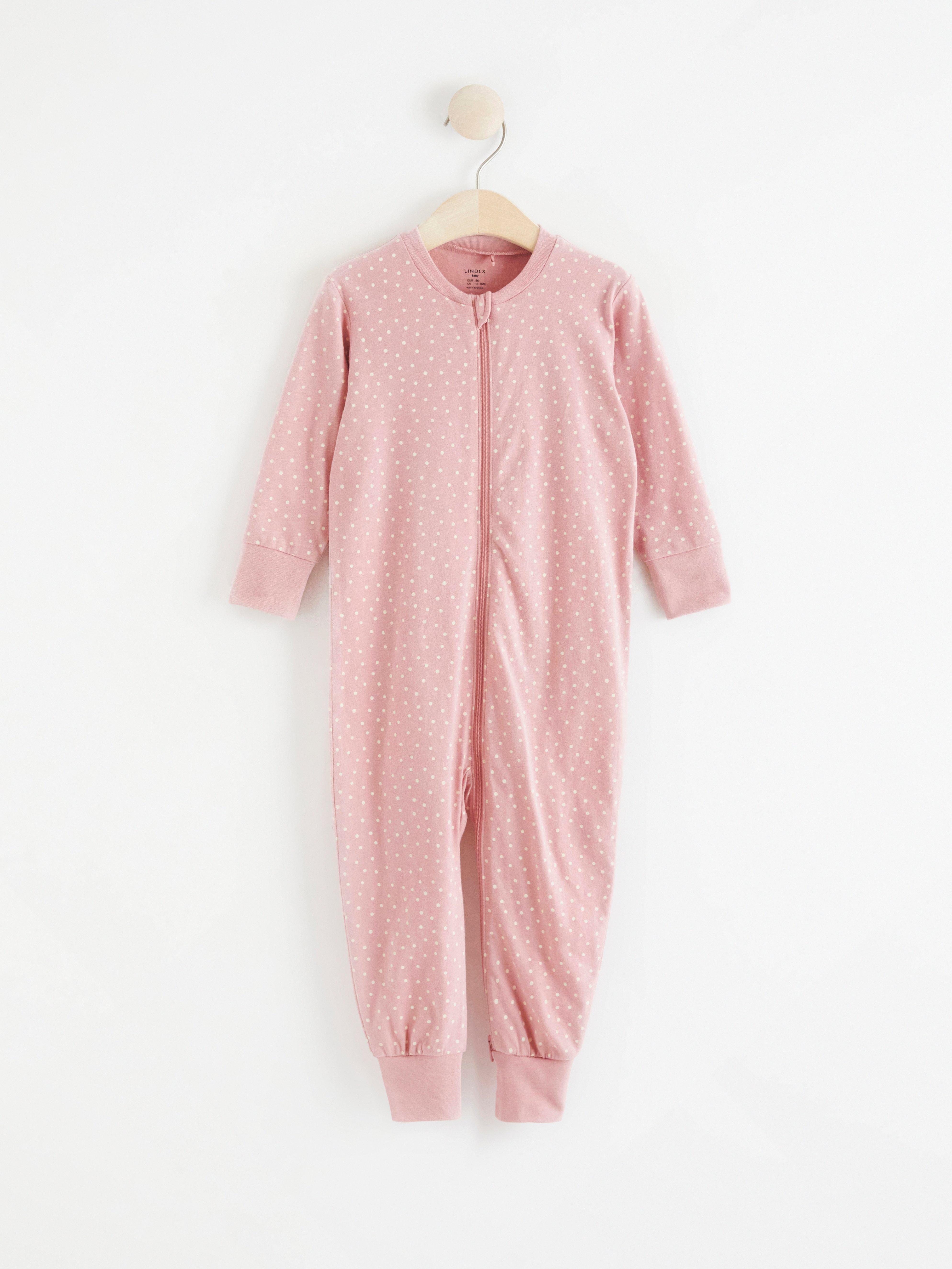Pyjamas med prickar med kattapplikation baktill