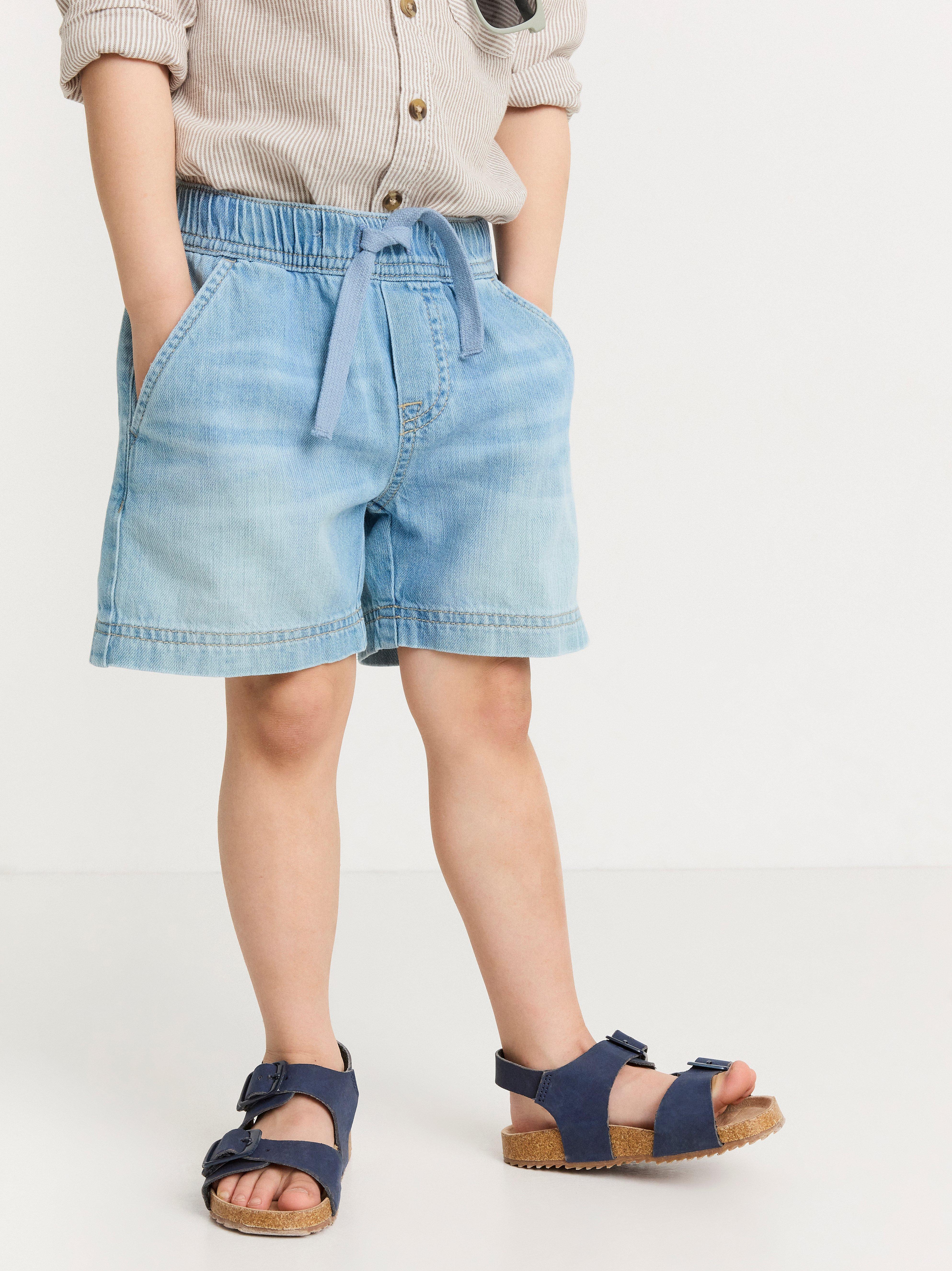 VILGOT Denimshorts med normalhög midja och vida, raka ben