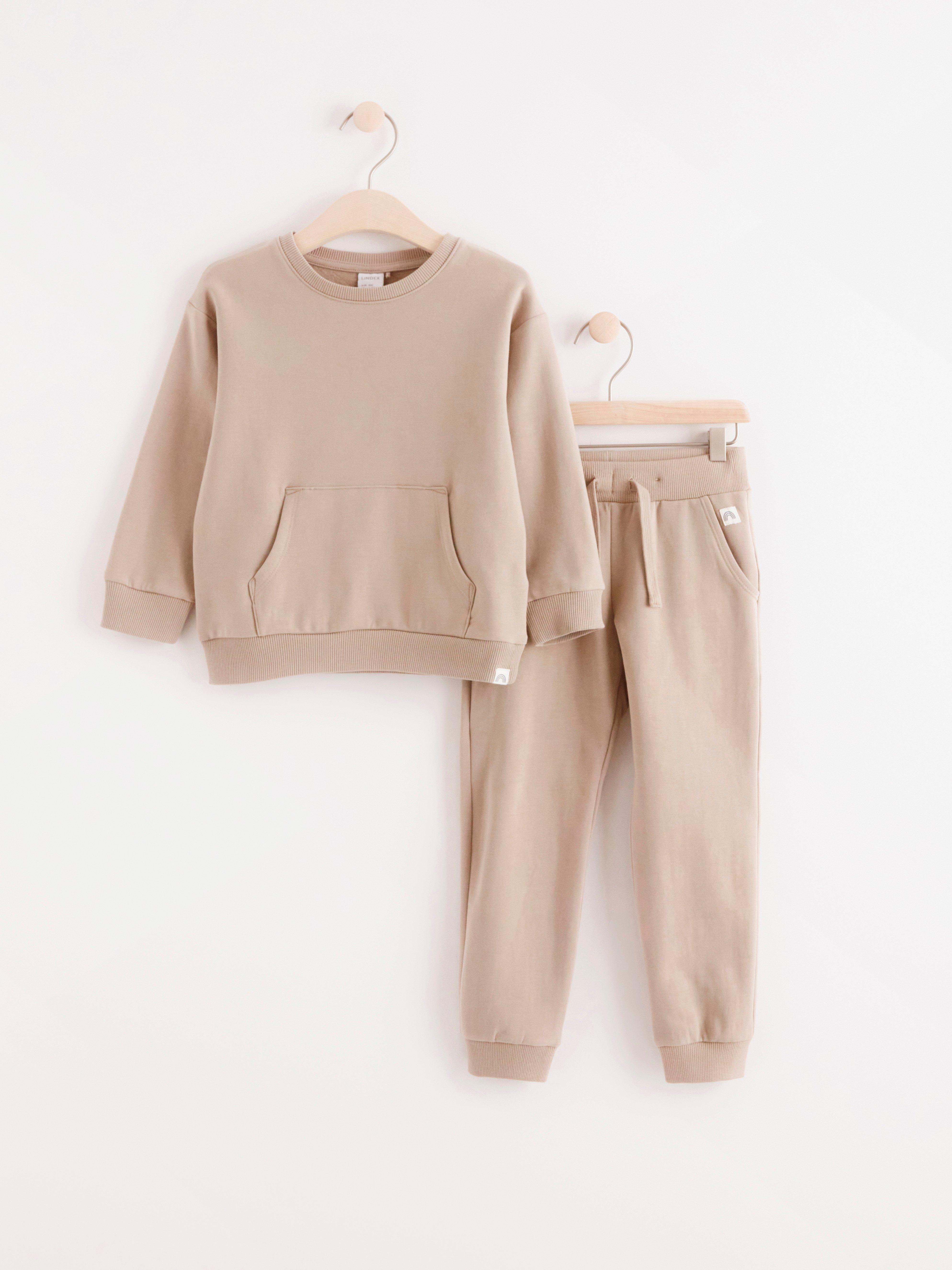 sweatshirt with trousers