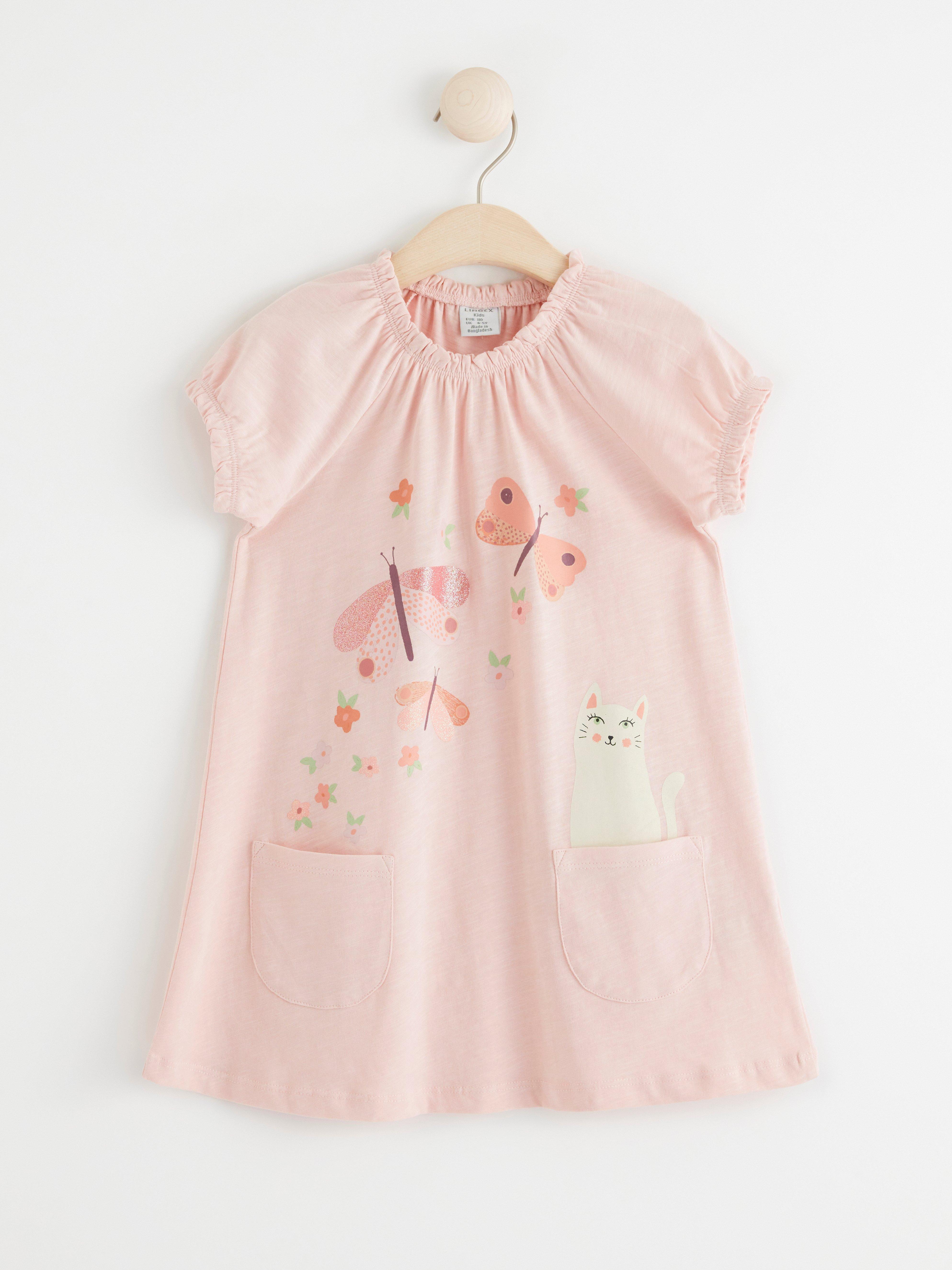 Short sleeve top with butterflies