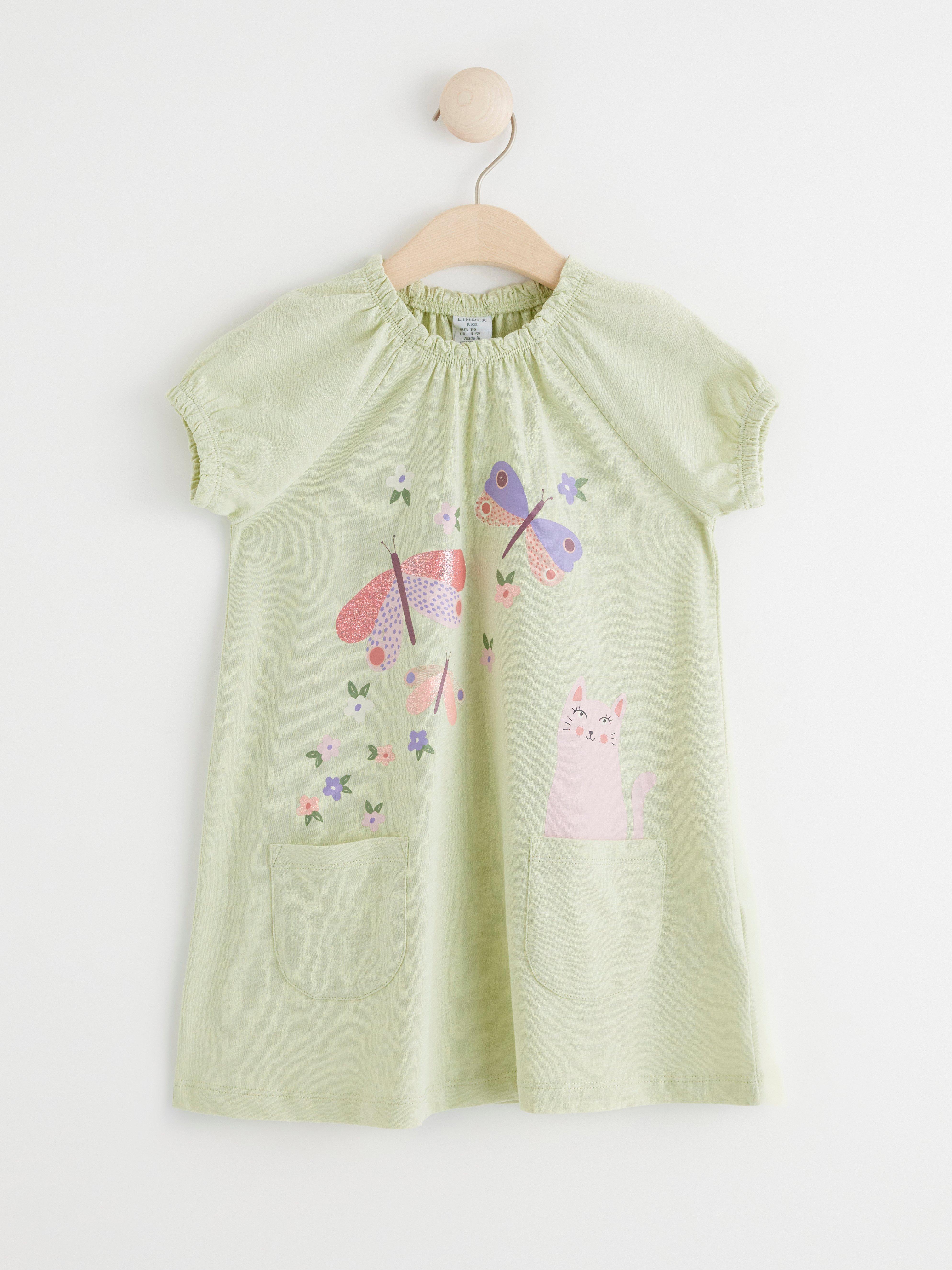 Short sleeve top with butterflies
