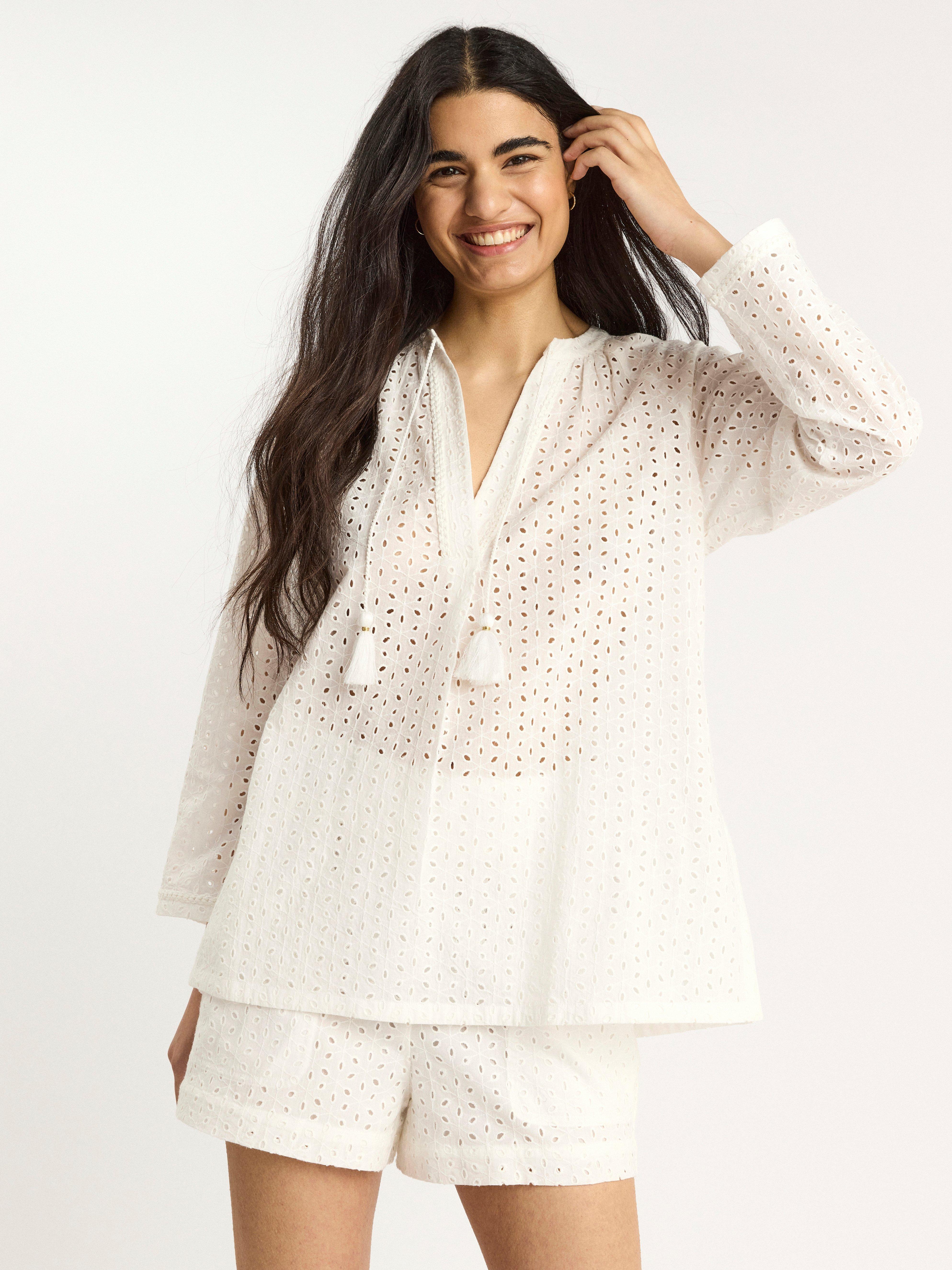 Blus med broderie anglaise