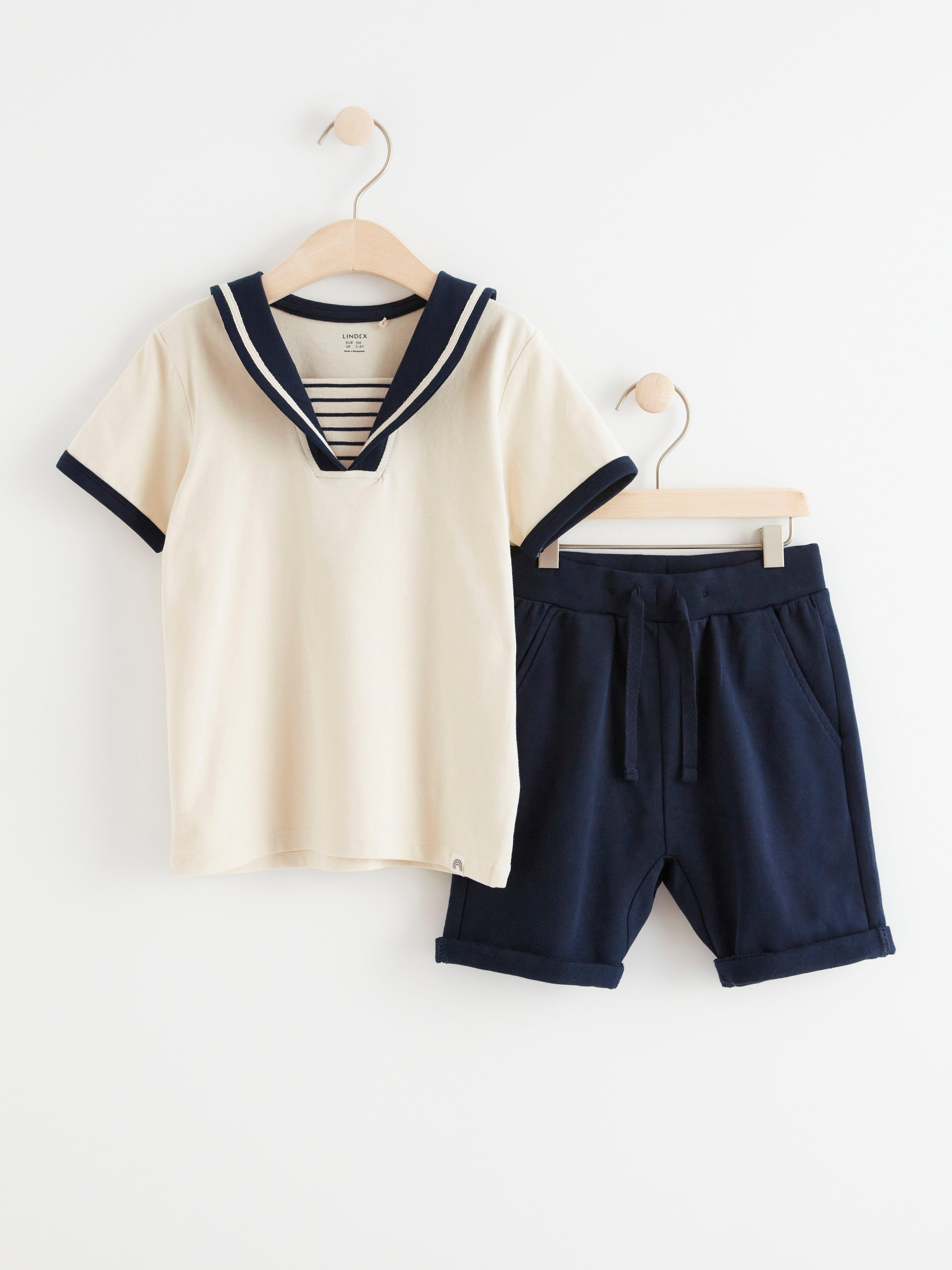 Sjömanskostym med topp och shorts