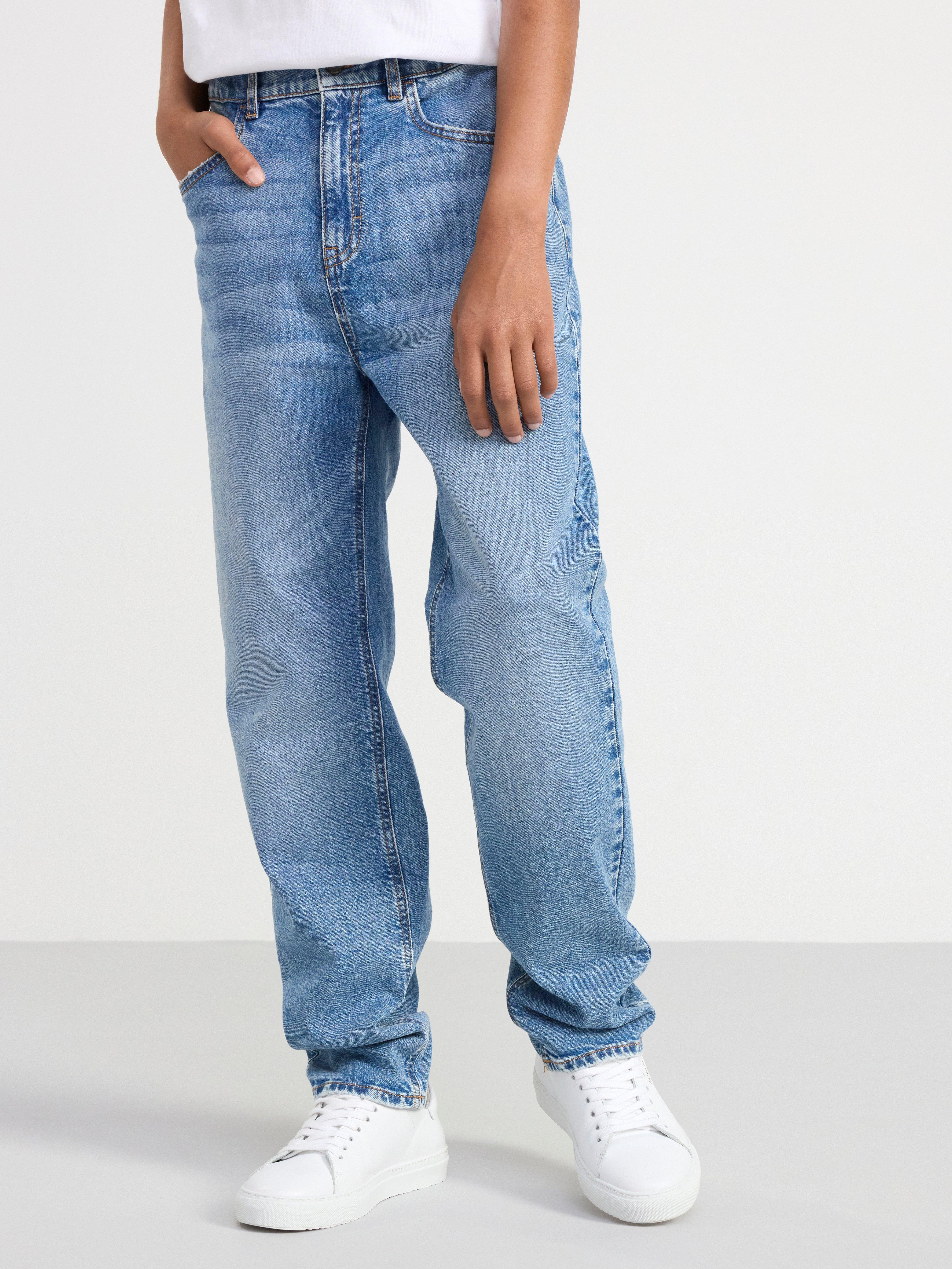 Jeans med avsmalnande ben och normalhög midja