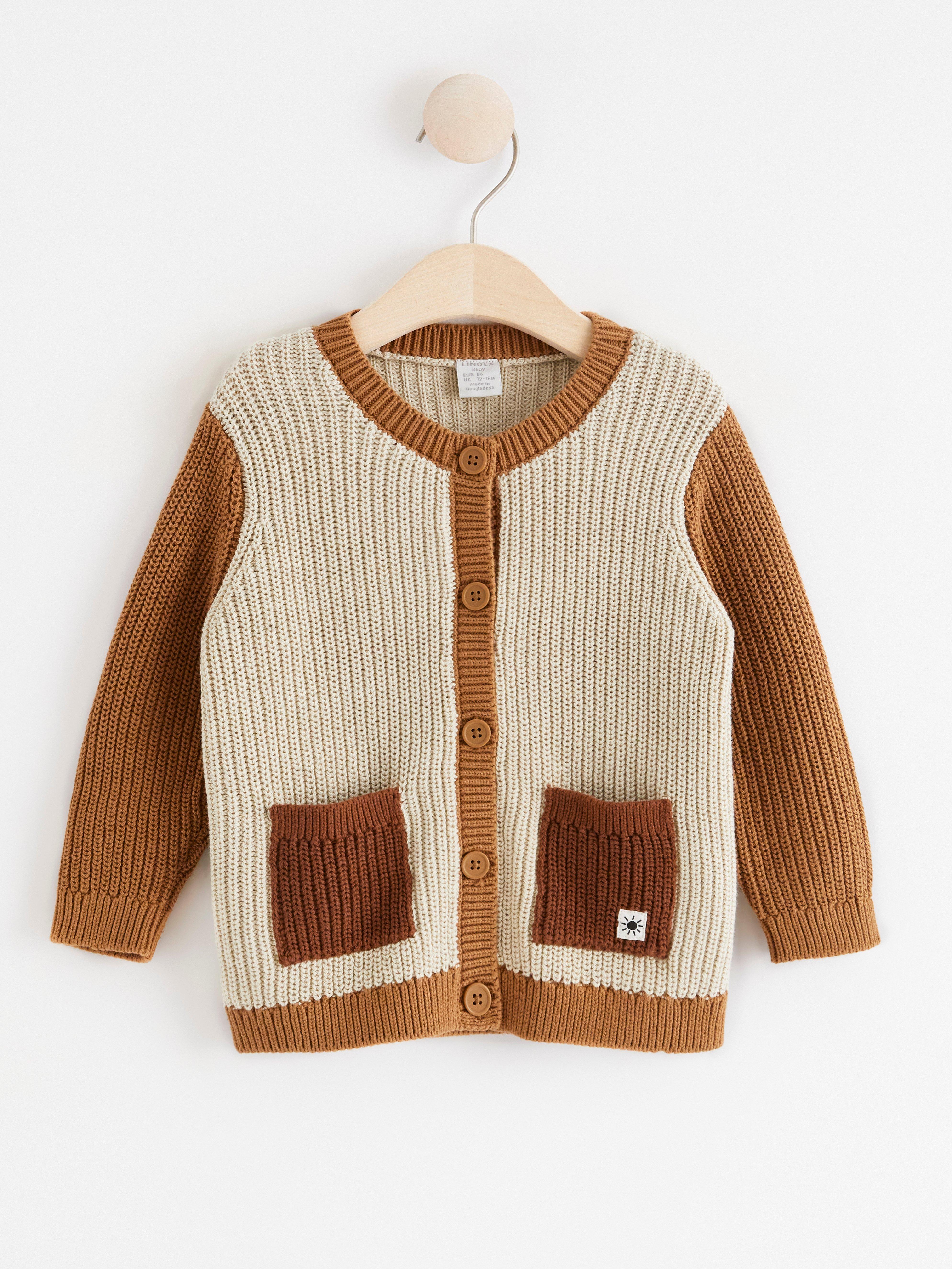 Stickad cardigan med kontrasterande färger