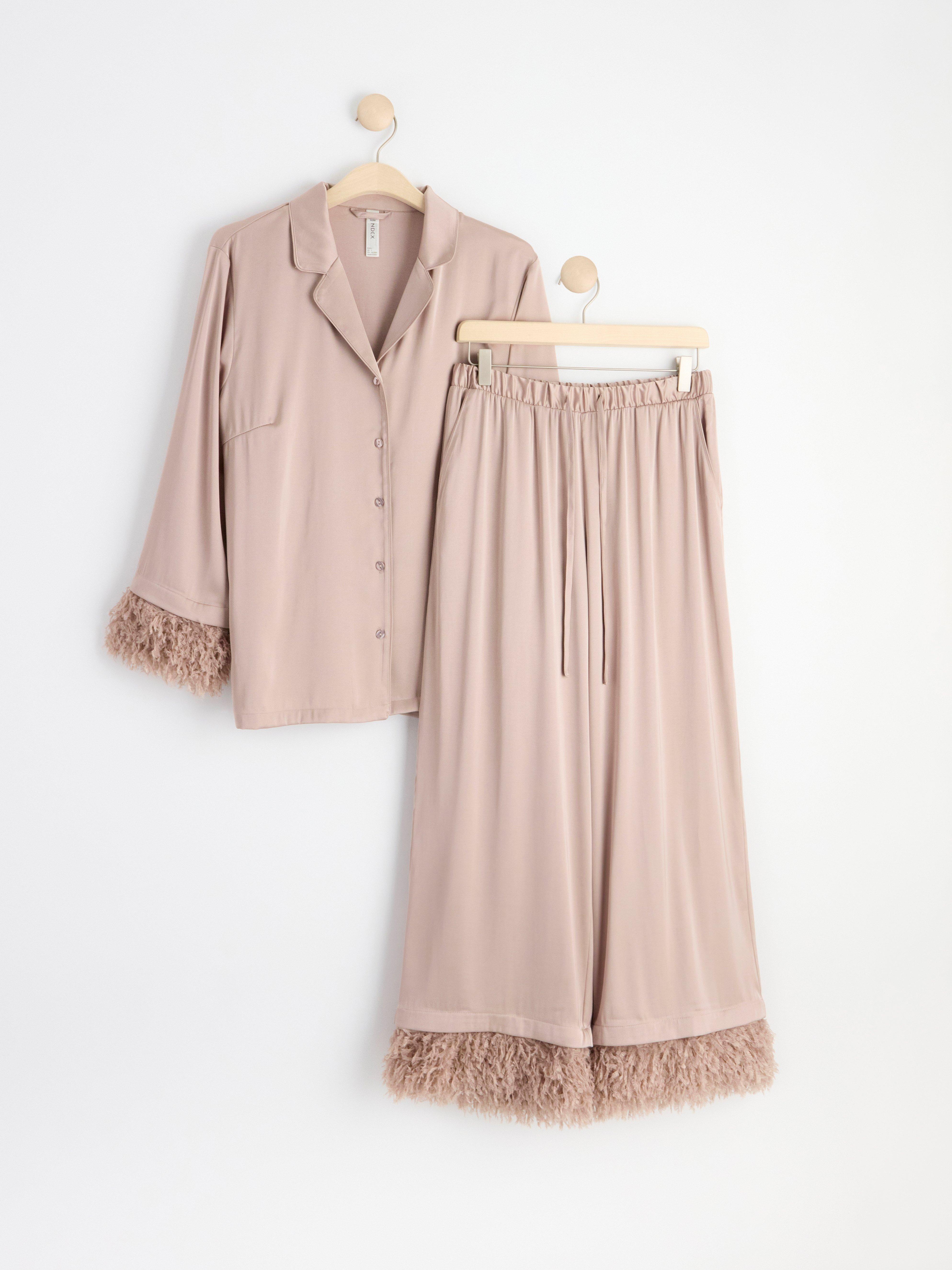 Pyjamasset i satin med fuskfjädrar