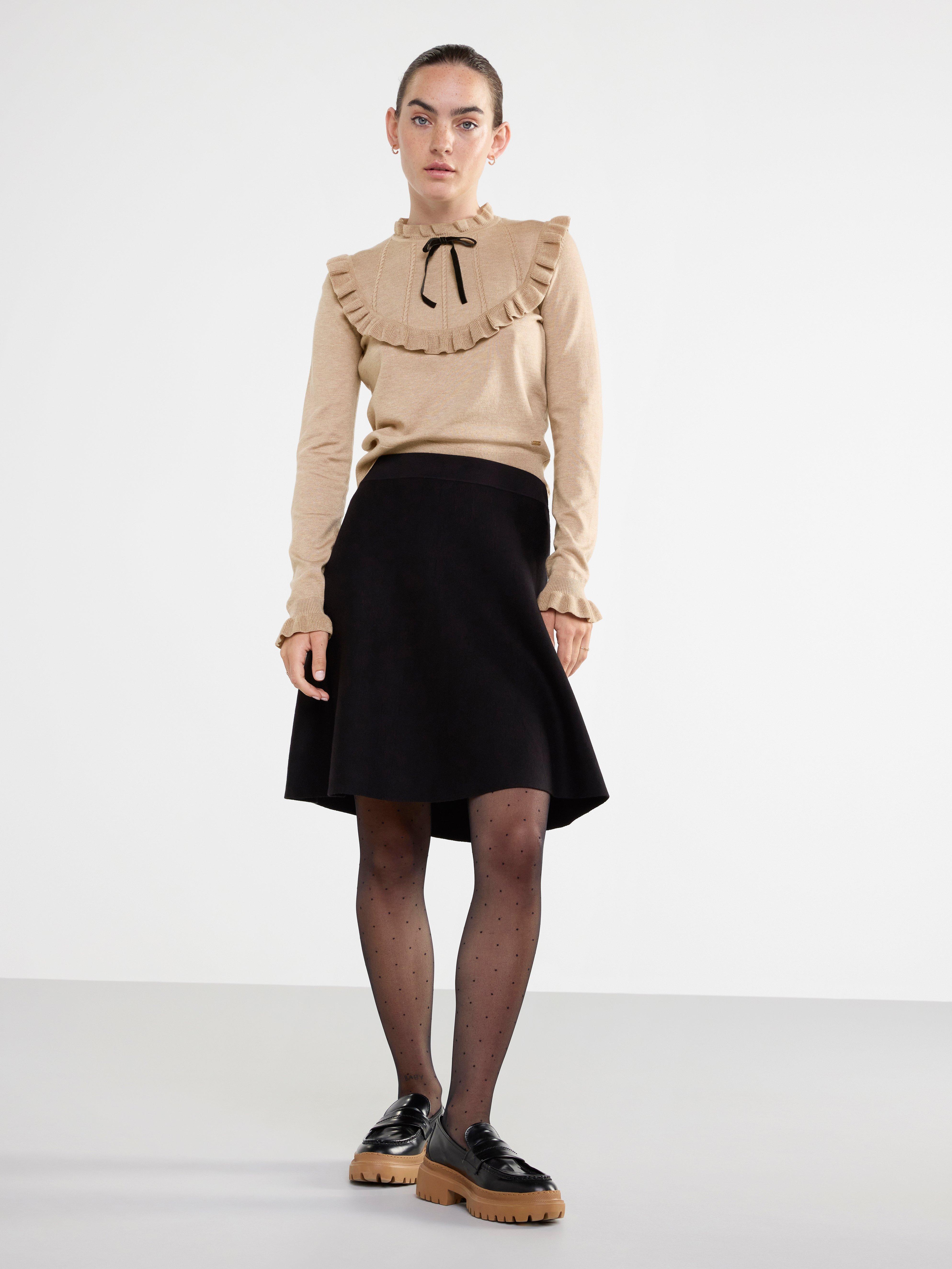 Finstickad utställd kjol