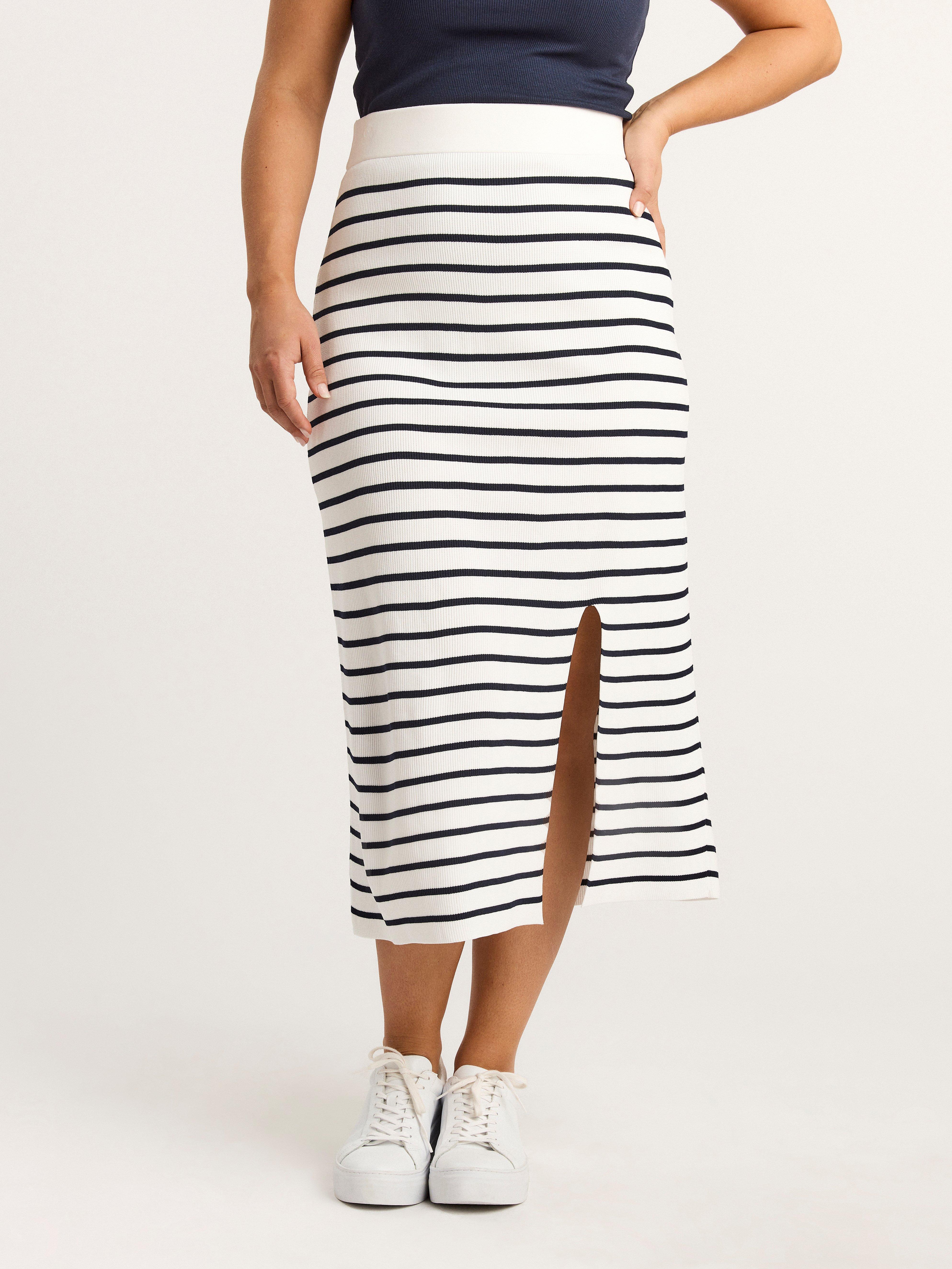 Randig midikjol med slits i sidan