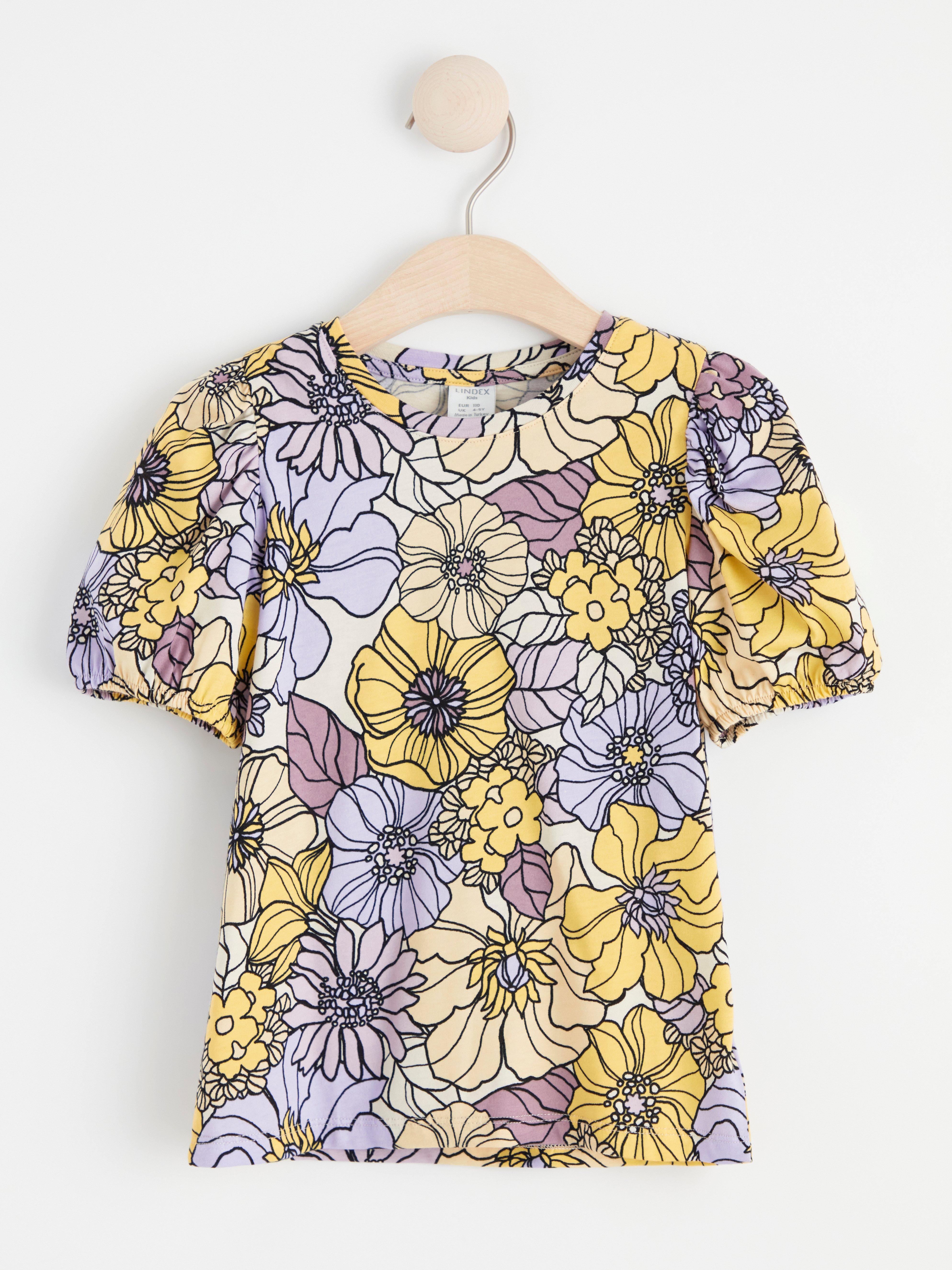 Topp med puffärm och blommor