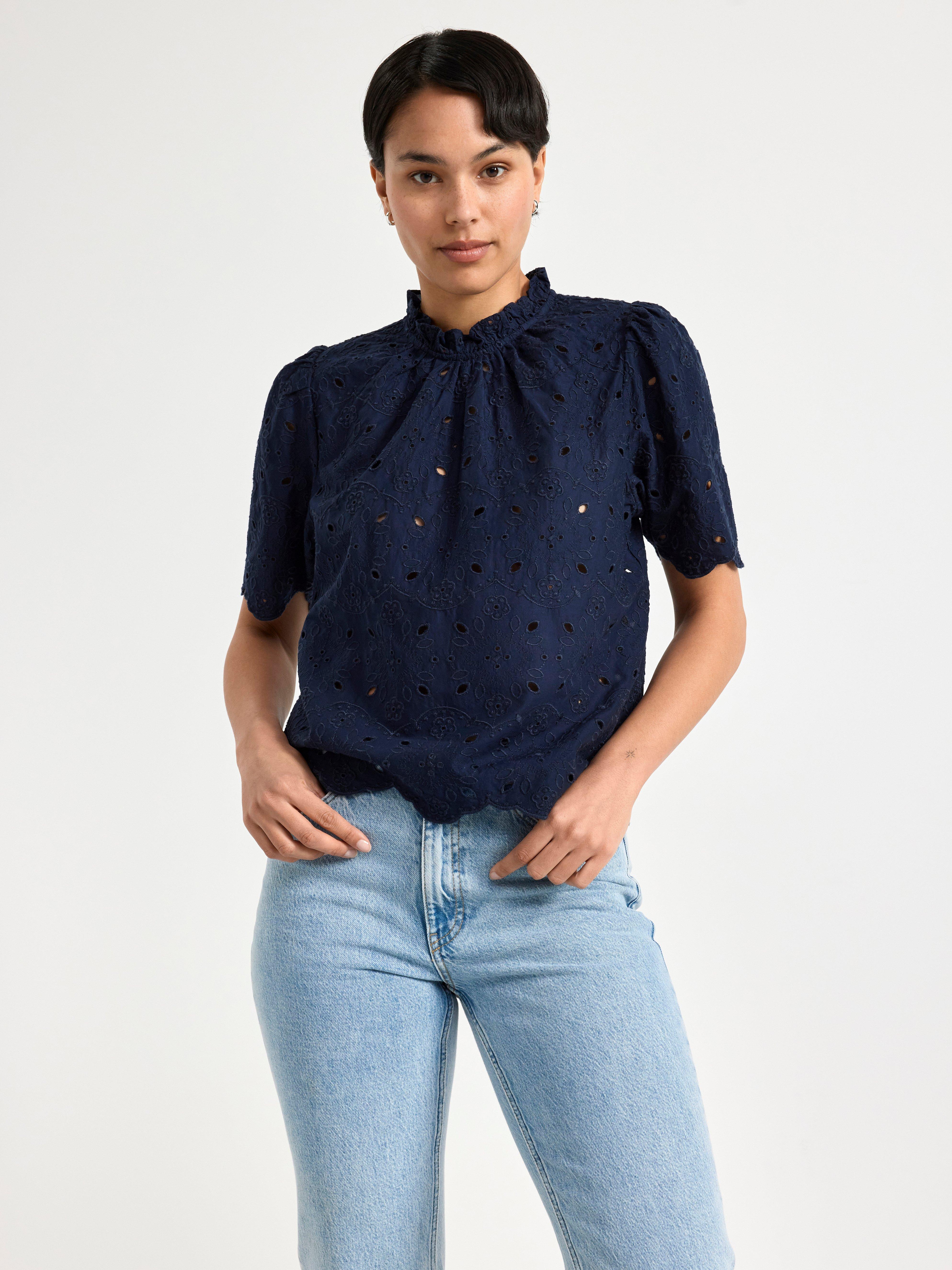 Blus med broderie anglaise