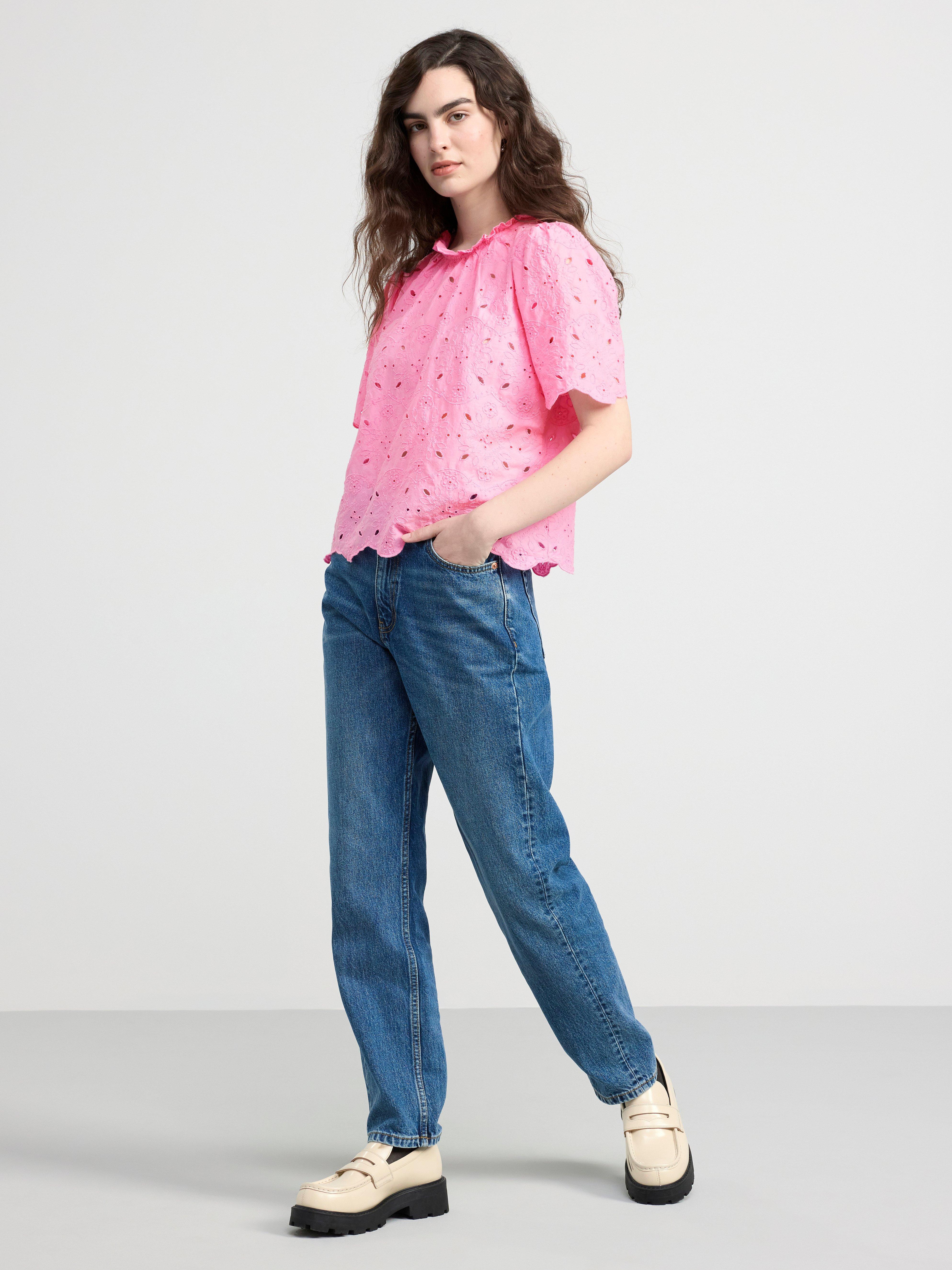 Blus med broderie anglaise